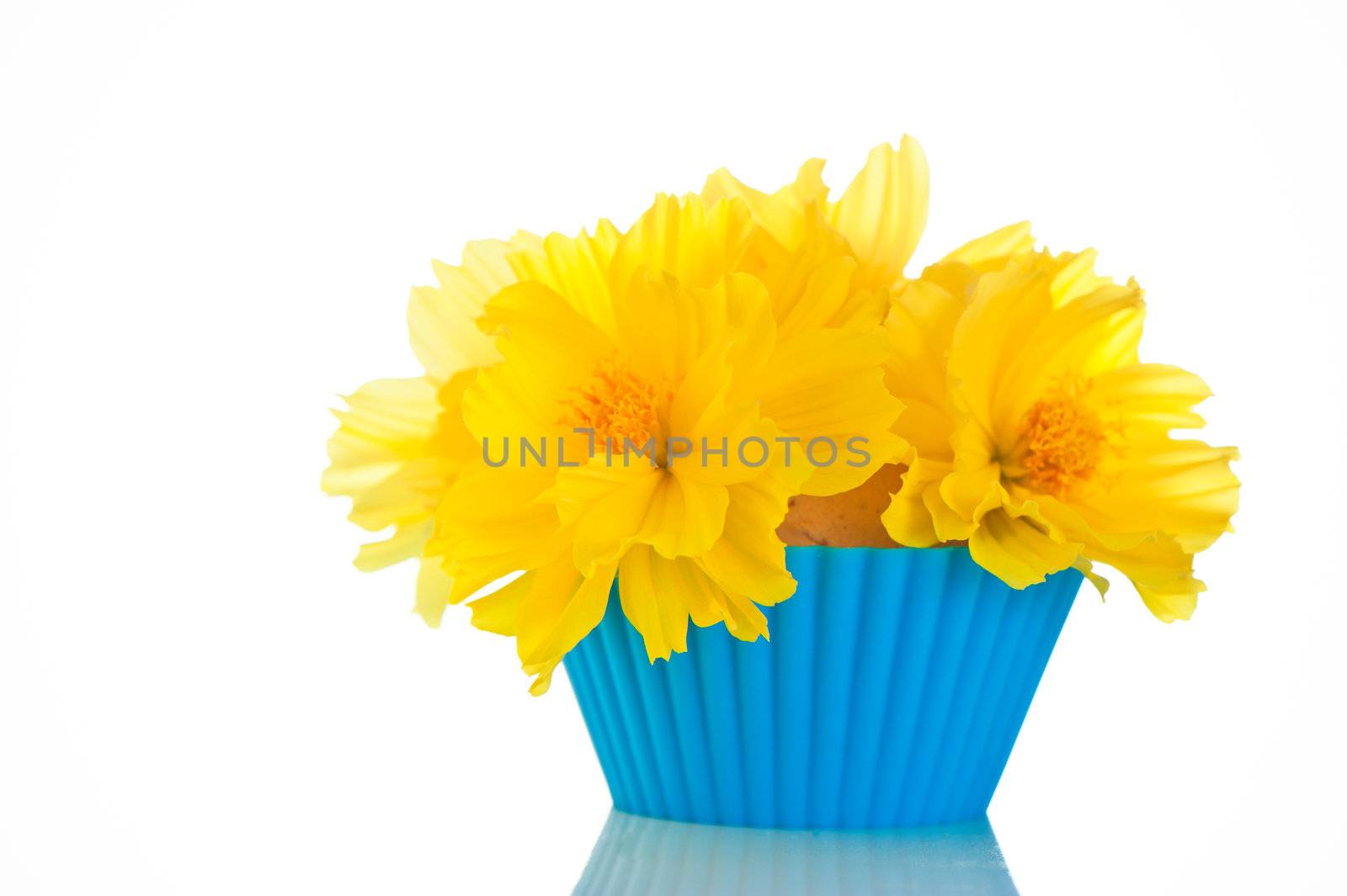 Small bouquet of flowers on an edible content