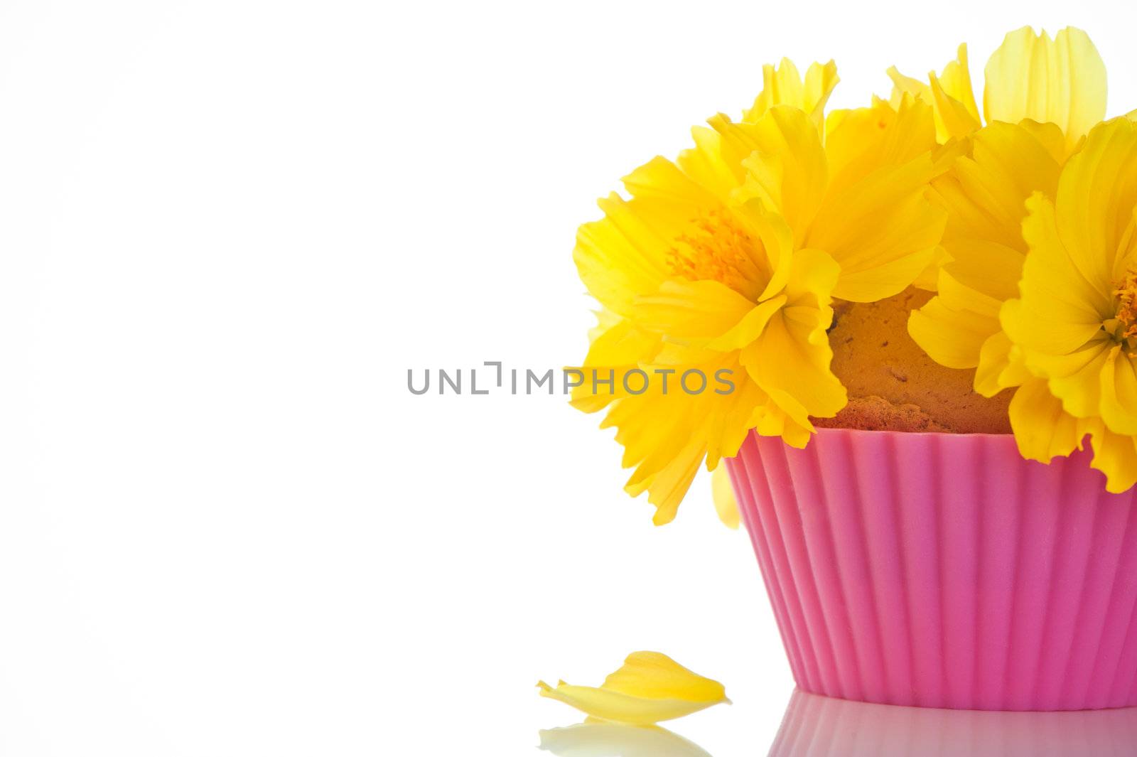 Small bouquet of flowers on an edible content