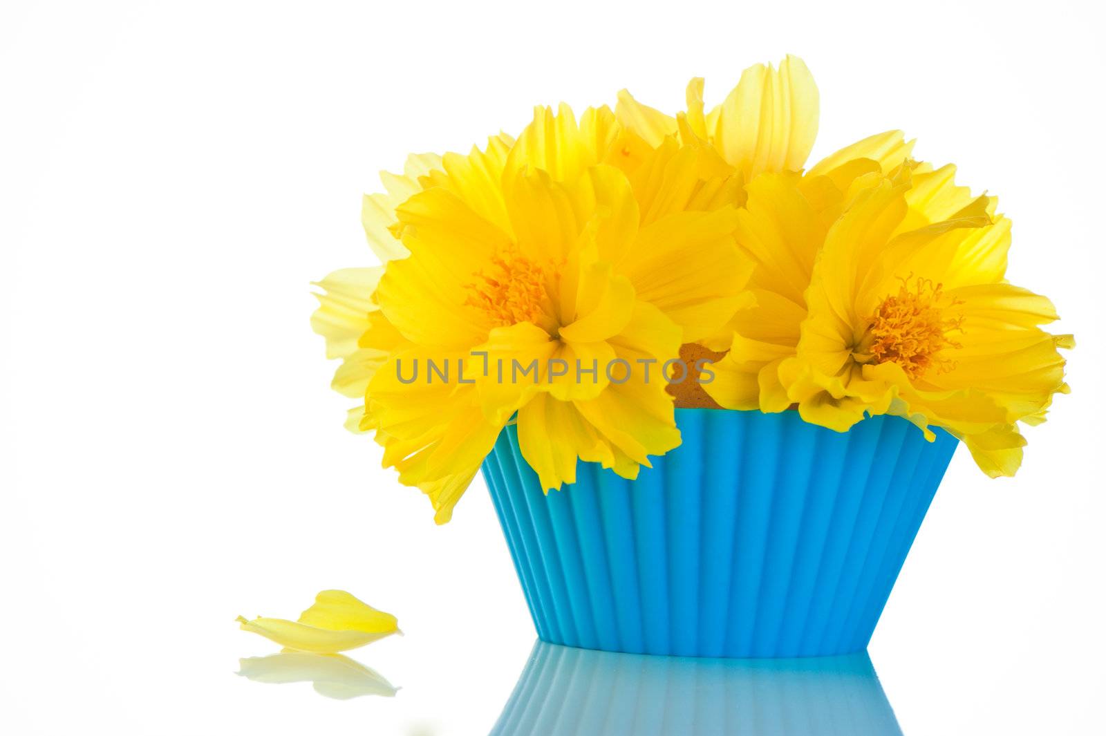 Small bouquet of flowers on an edible content