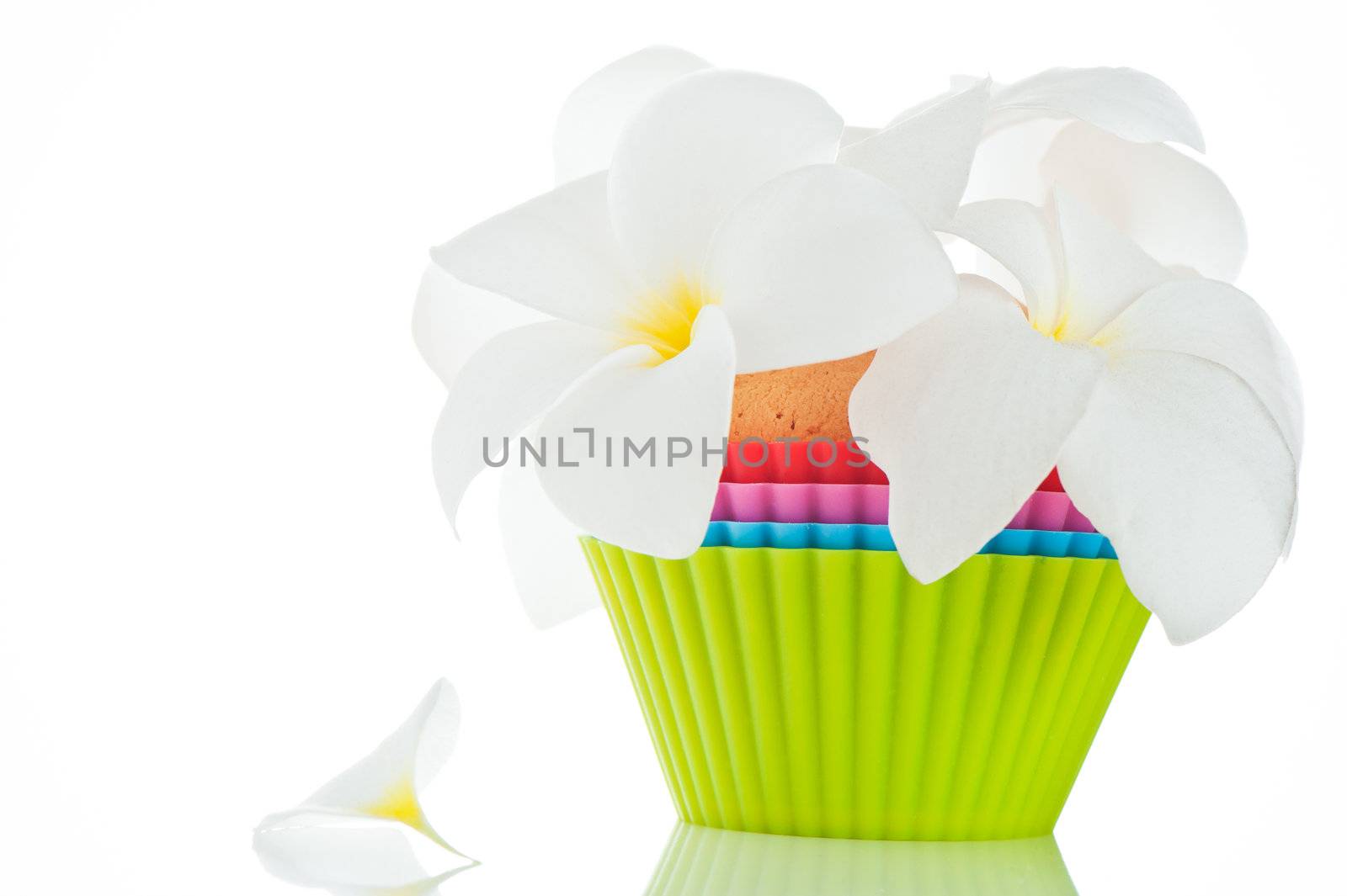 Small bouquet of flowers on an edible content