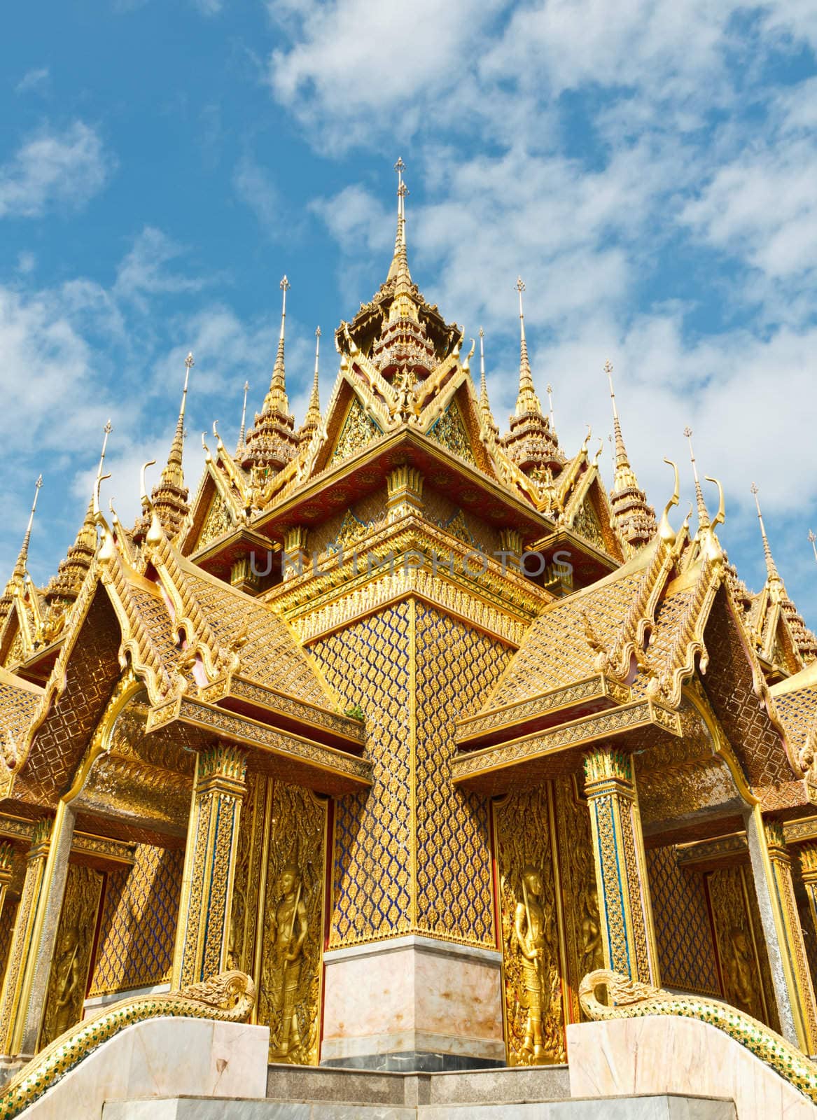 Temple in Thailand by stoonn