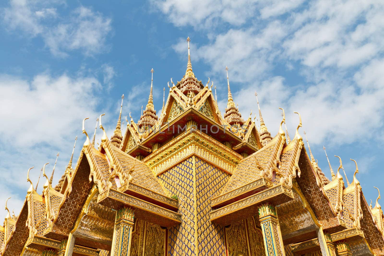 Temple in Thailand by stoonn