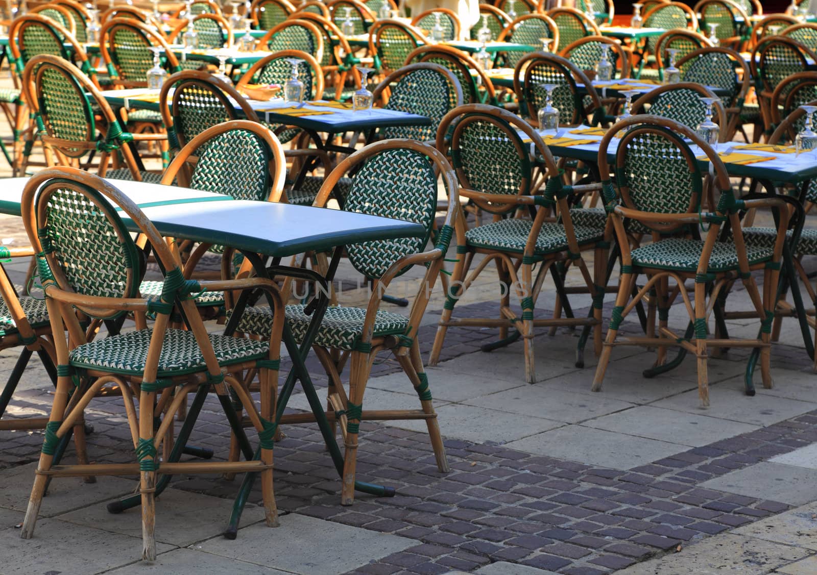 Image of a terrace in a public square of a city.