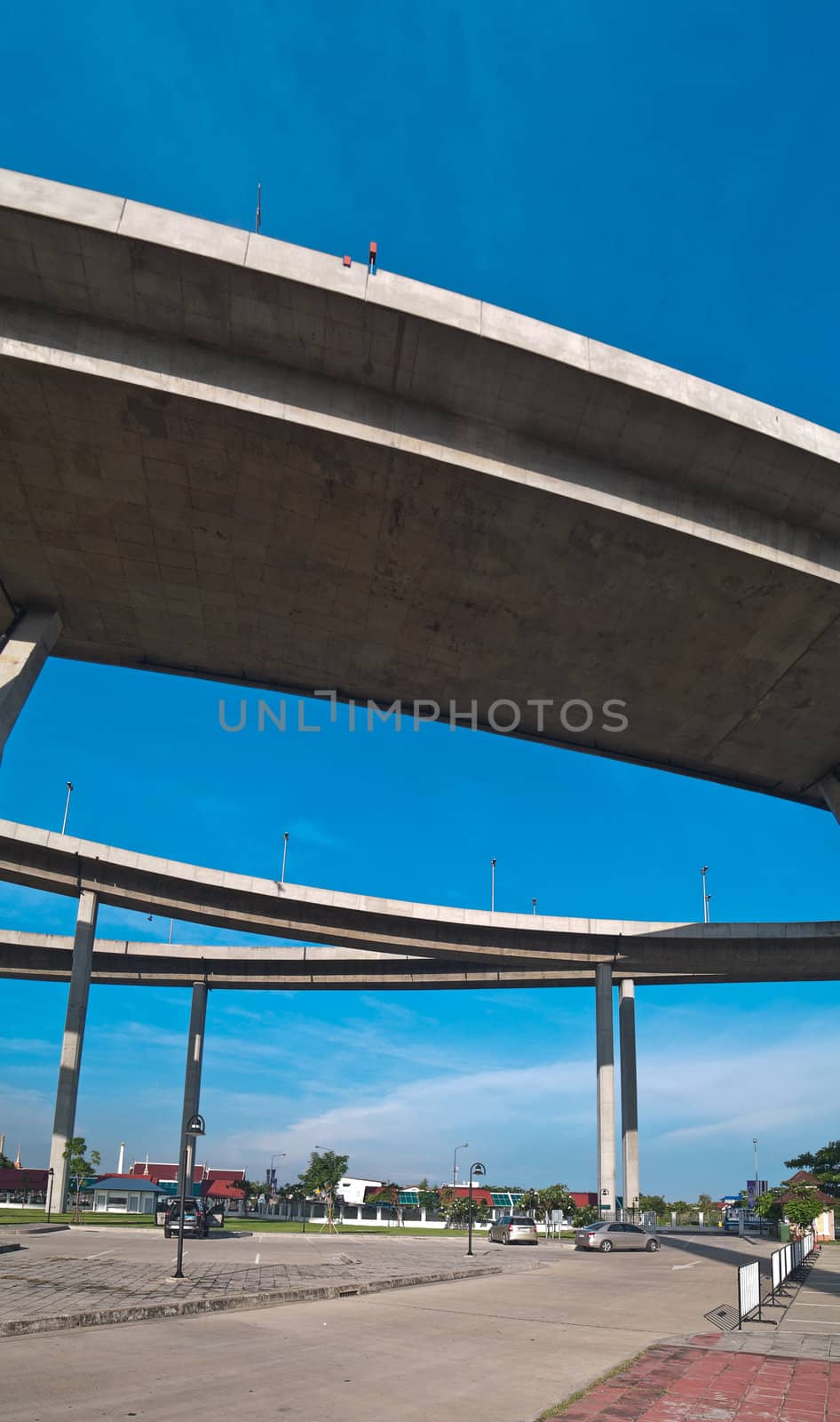 Intersection expressway with grade separation