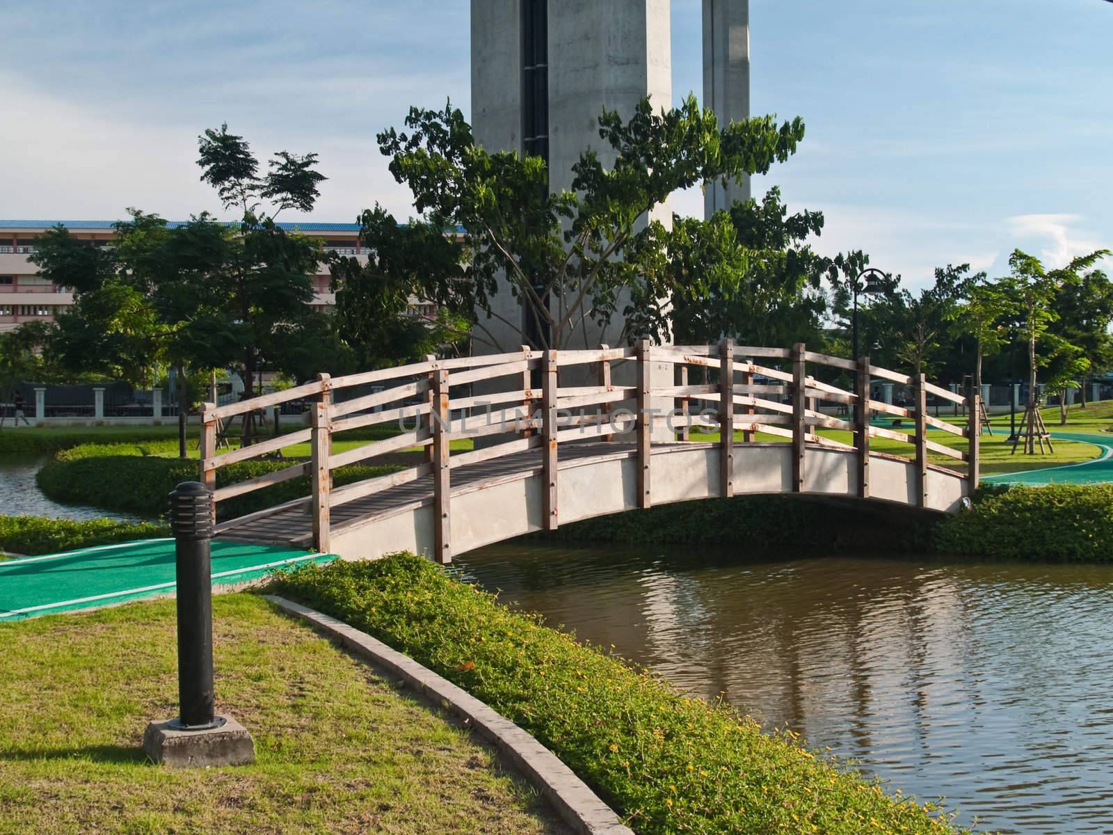 Difference between small and large bridge in public park