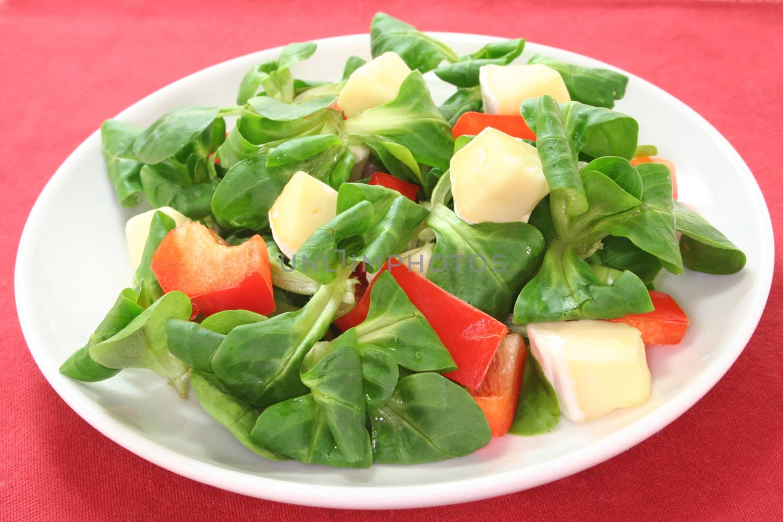 mixed salad with lettuce, peppers and goat cheese