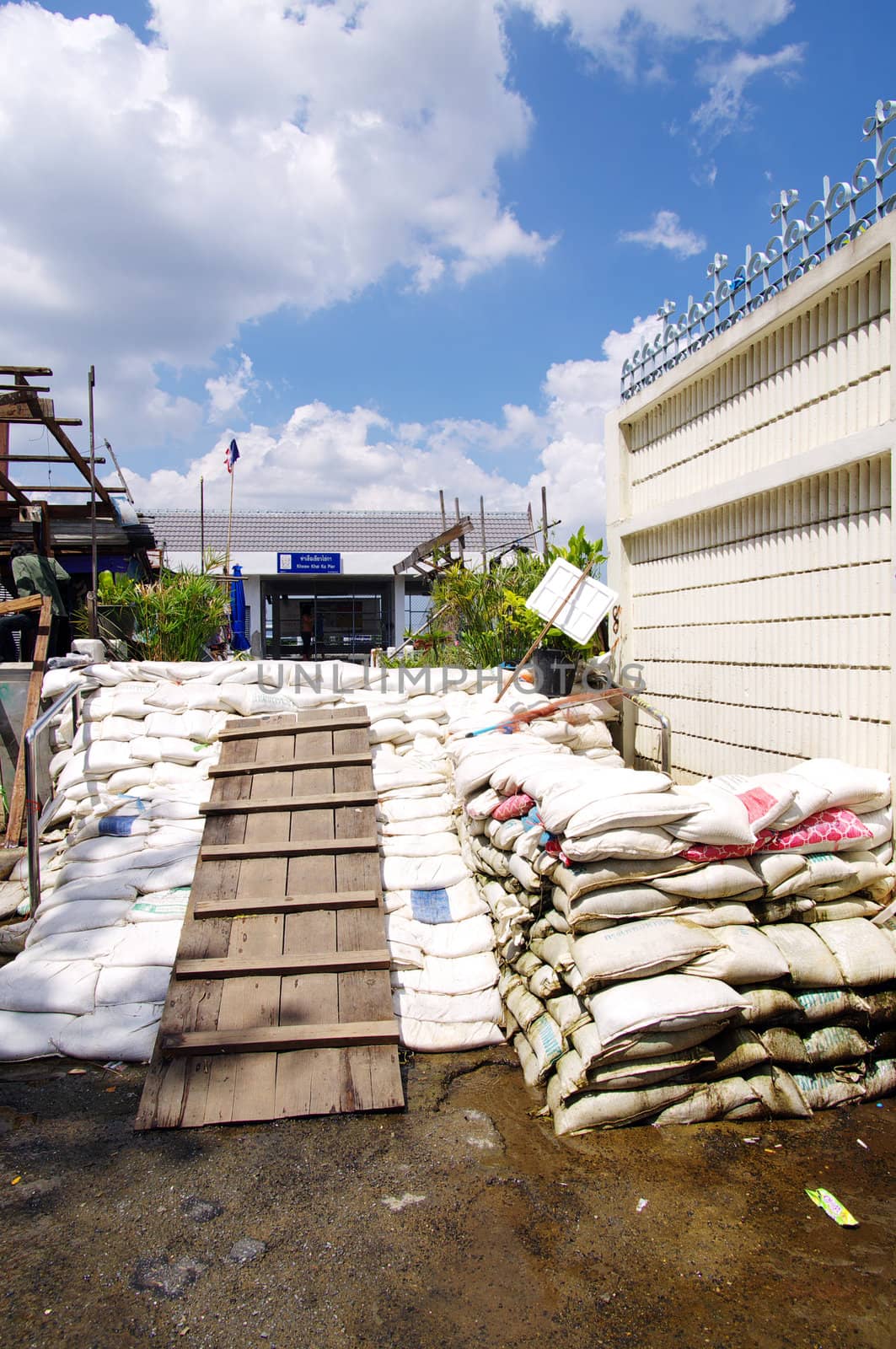 25 october 2011 protect Bangkok city From heavy flood