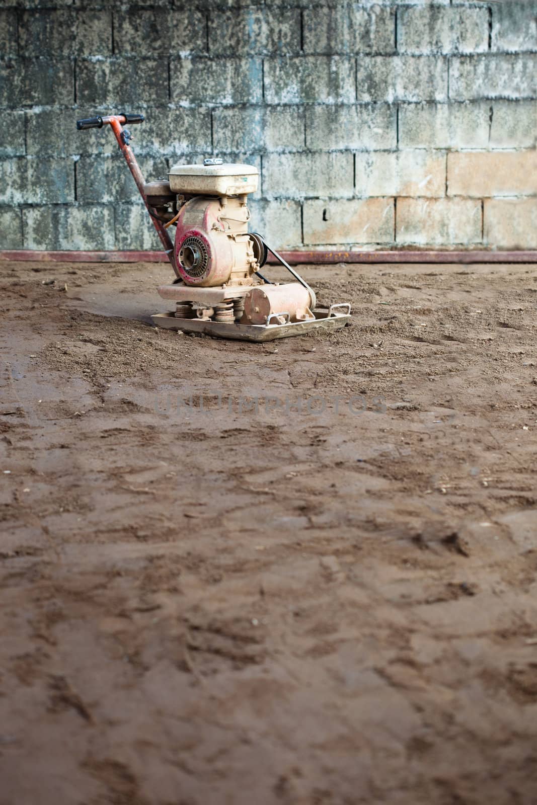 Machine for makes smooth surface for construction
