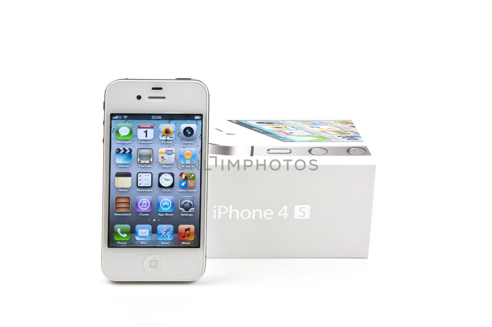 White iPhone 4S and its box by dutourdumonde