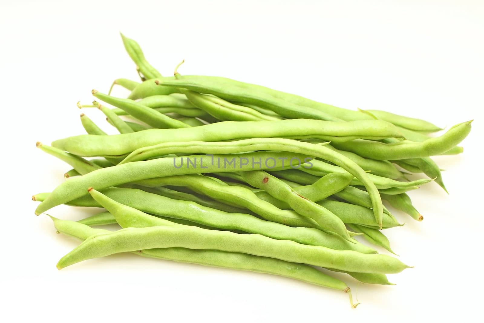 Geen beans on white background by kawing921