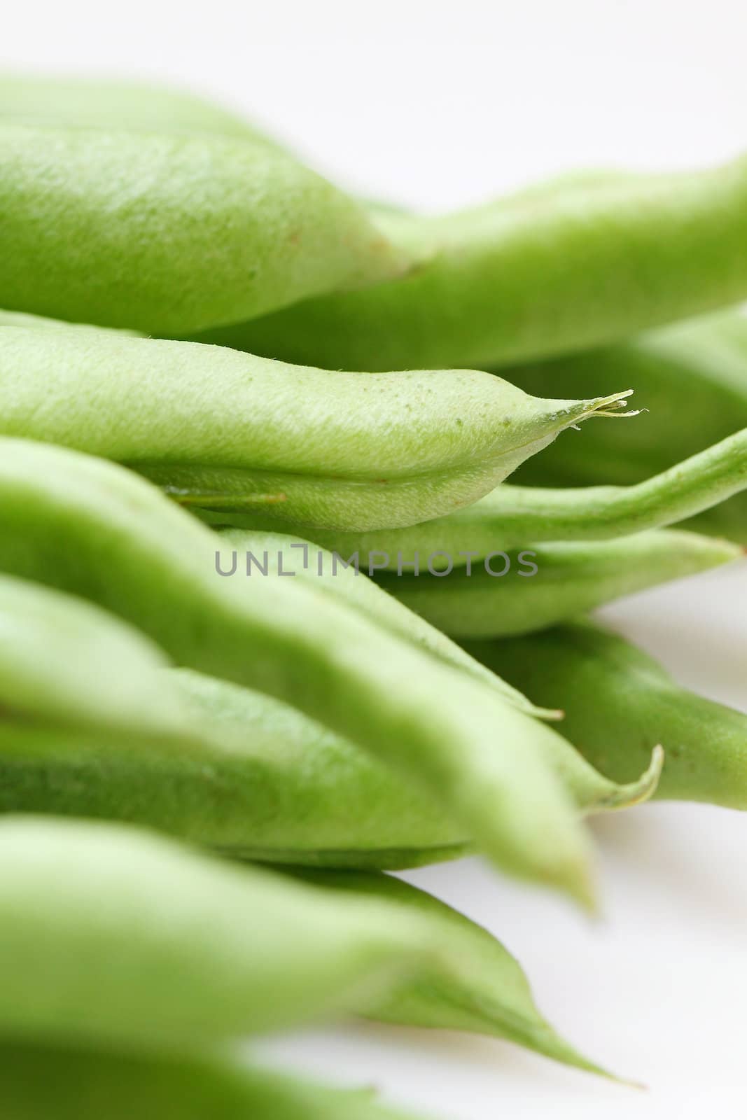 Geen beans on white background, close-up. by kawing921