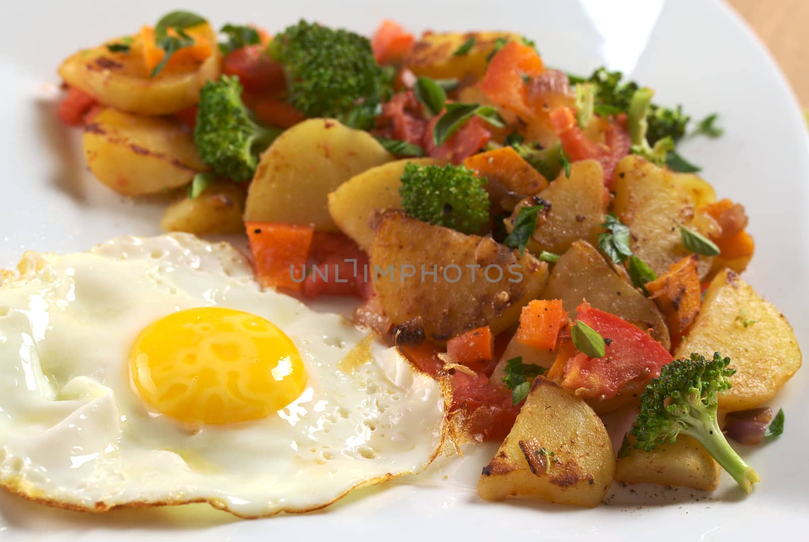 Fried Egg with Fried Vegetables by ildi