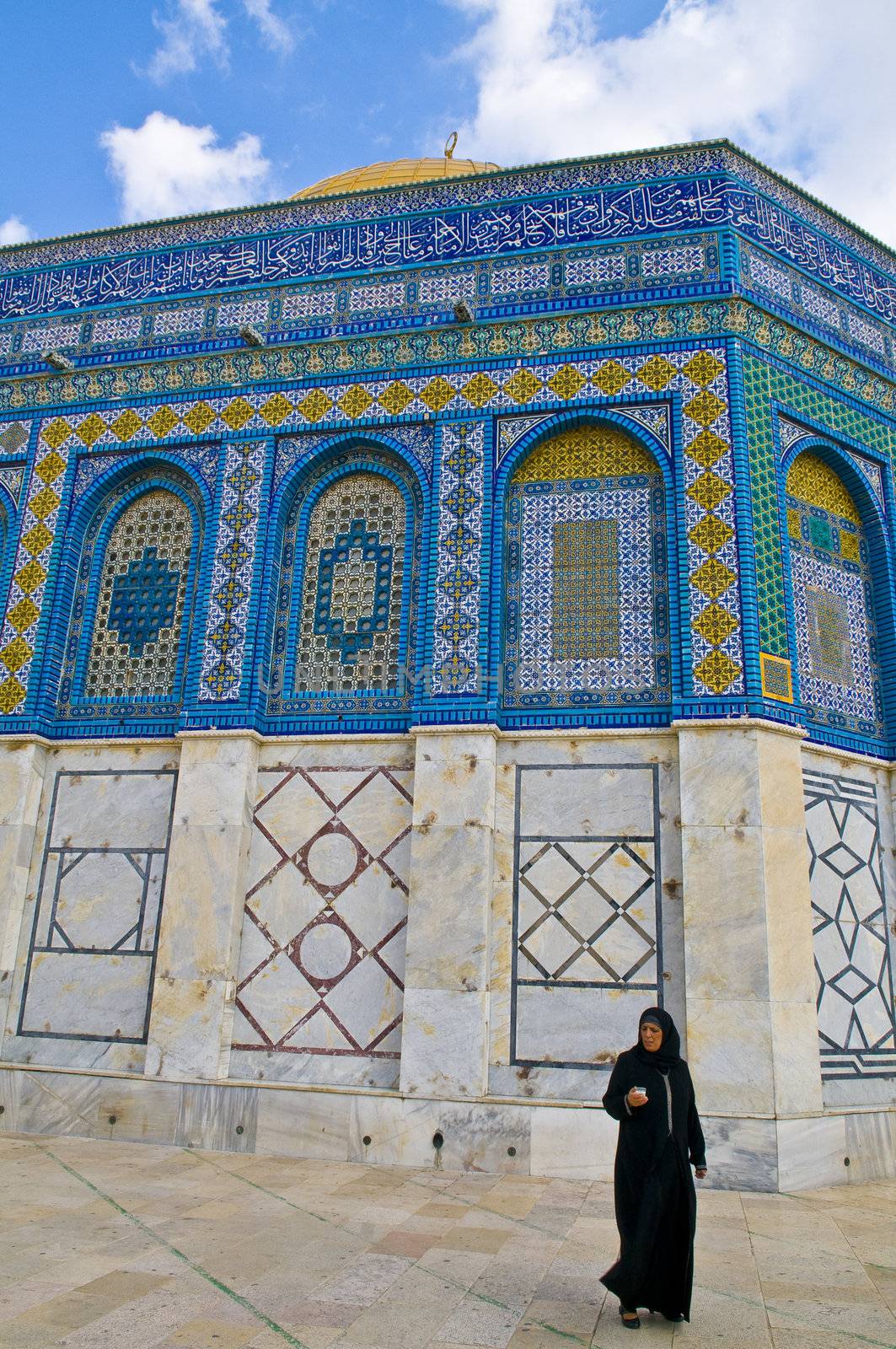 JERUSALEM - NOV 03 : Palestinian woman near the "Dome of the rock"  in the old city of jerusalem , Israel on November 03 2011