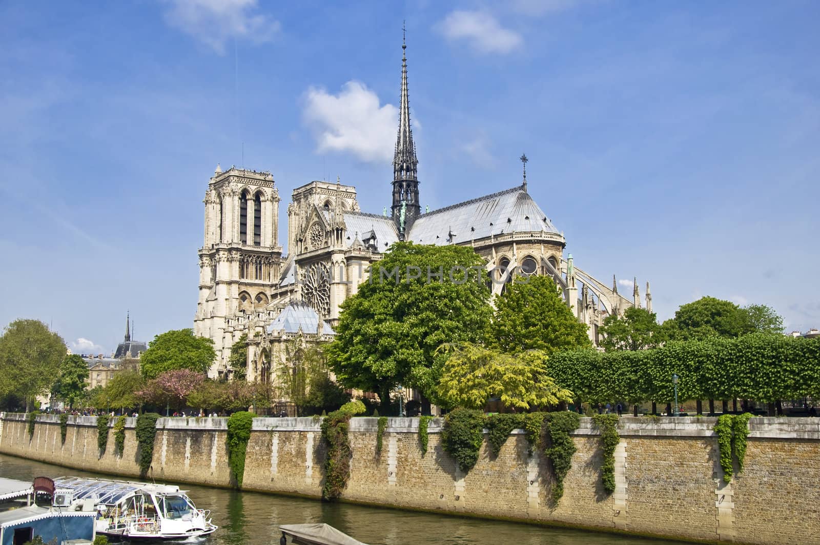 Notre Dame de Paris. View from the embankment of hay. Spring, the urban scene.