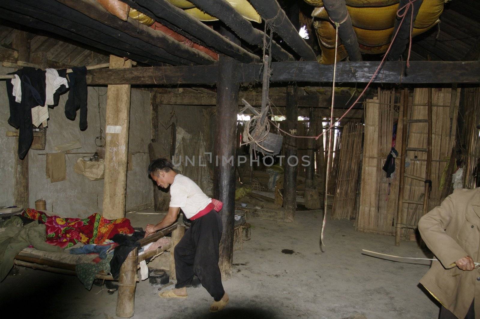 The walls of the northern ethnic groups are often woven bamboo or bamboo and better land. In the single room of the house, only an isolated corner is the parents' room. This is often isolated by only one partition woven bamboo. The other family members sleep here and there in the common room.