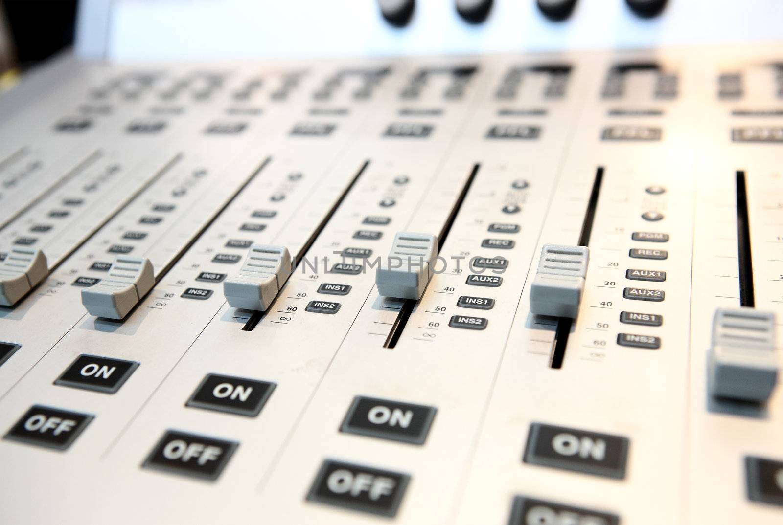audio mixing console
