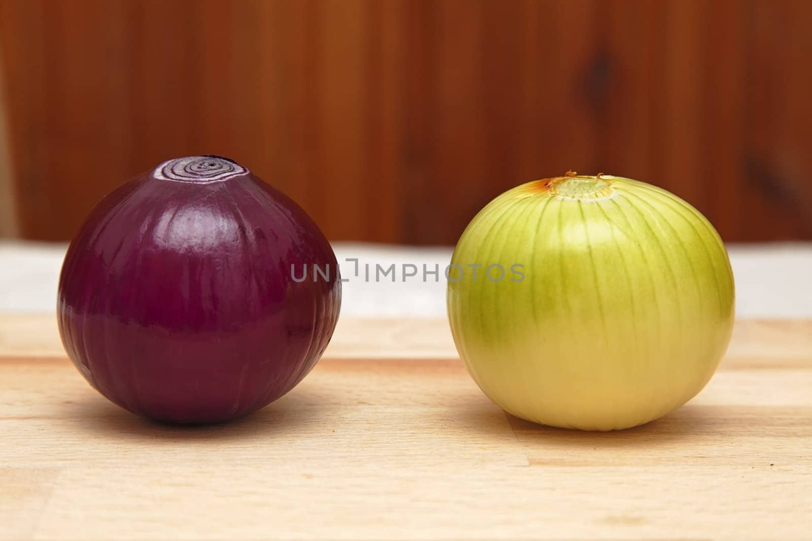 Image of two different onions on a kitchen table.