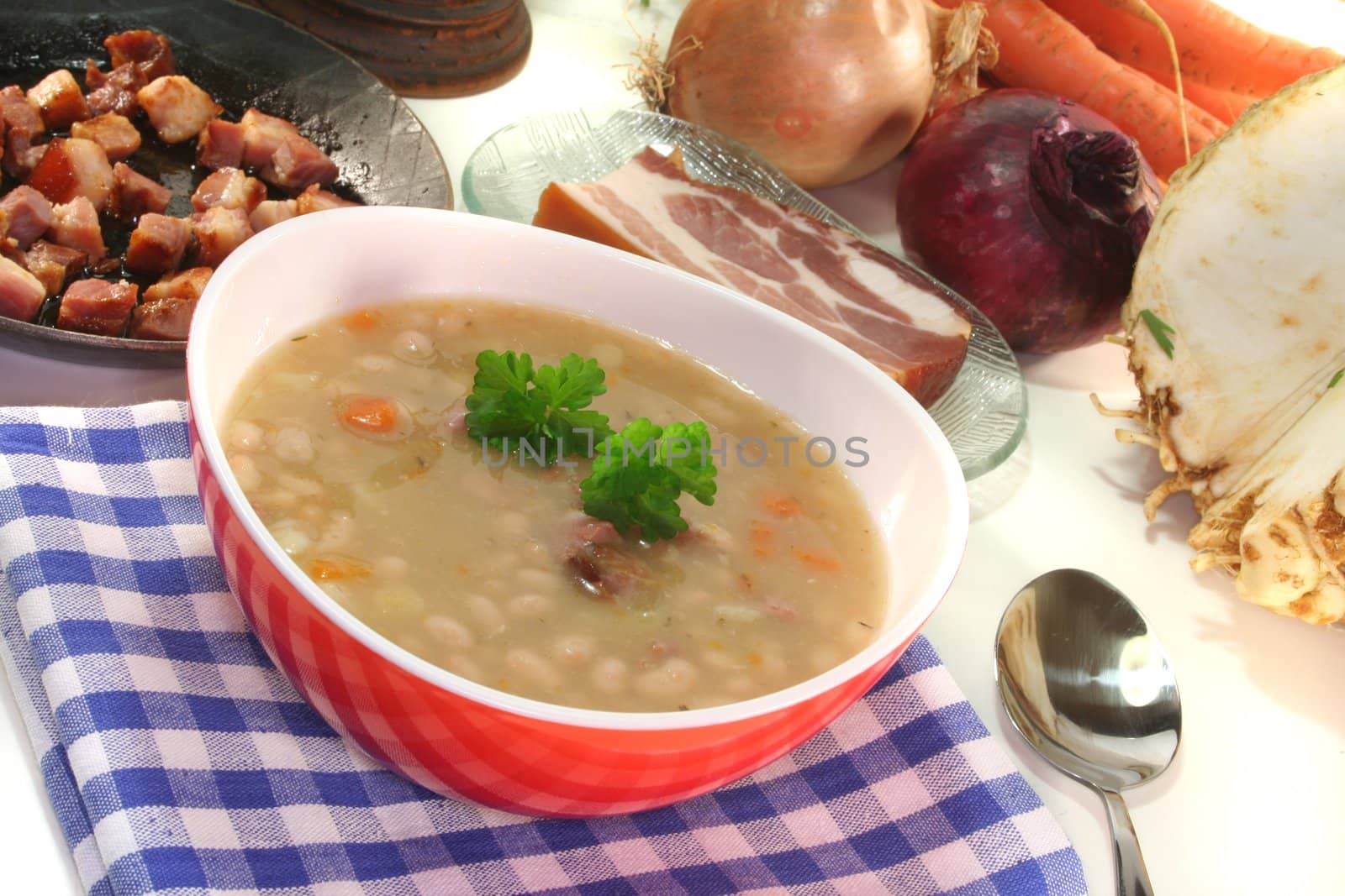 white beans with fried bacon and fresh parsley