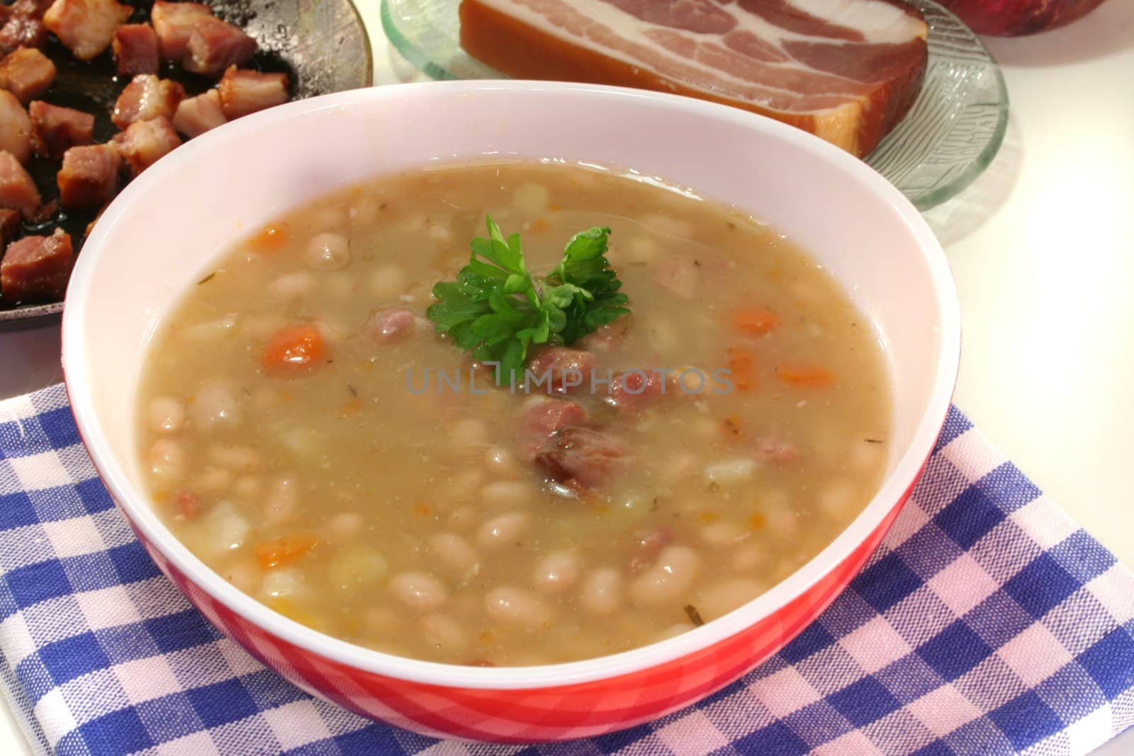 white beans with fried bacon and fresh parsley