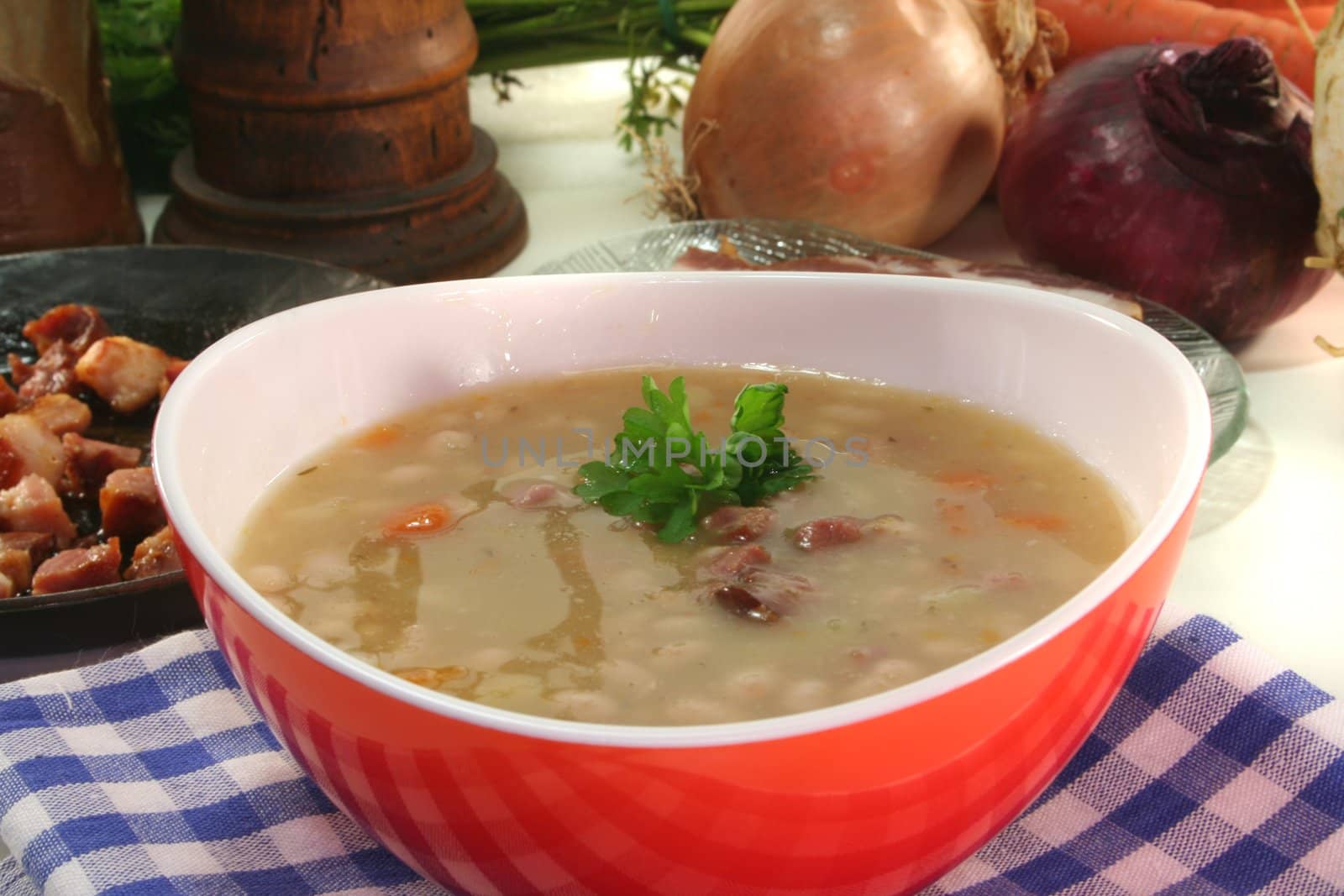 white beans with fried bacon and fresh parsley