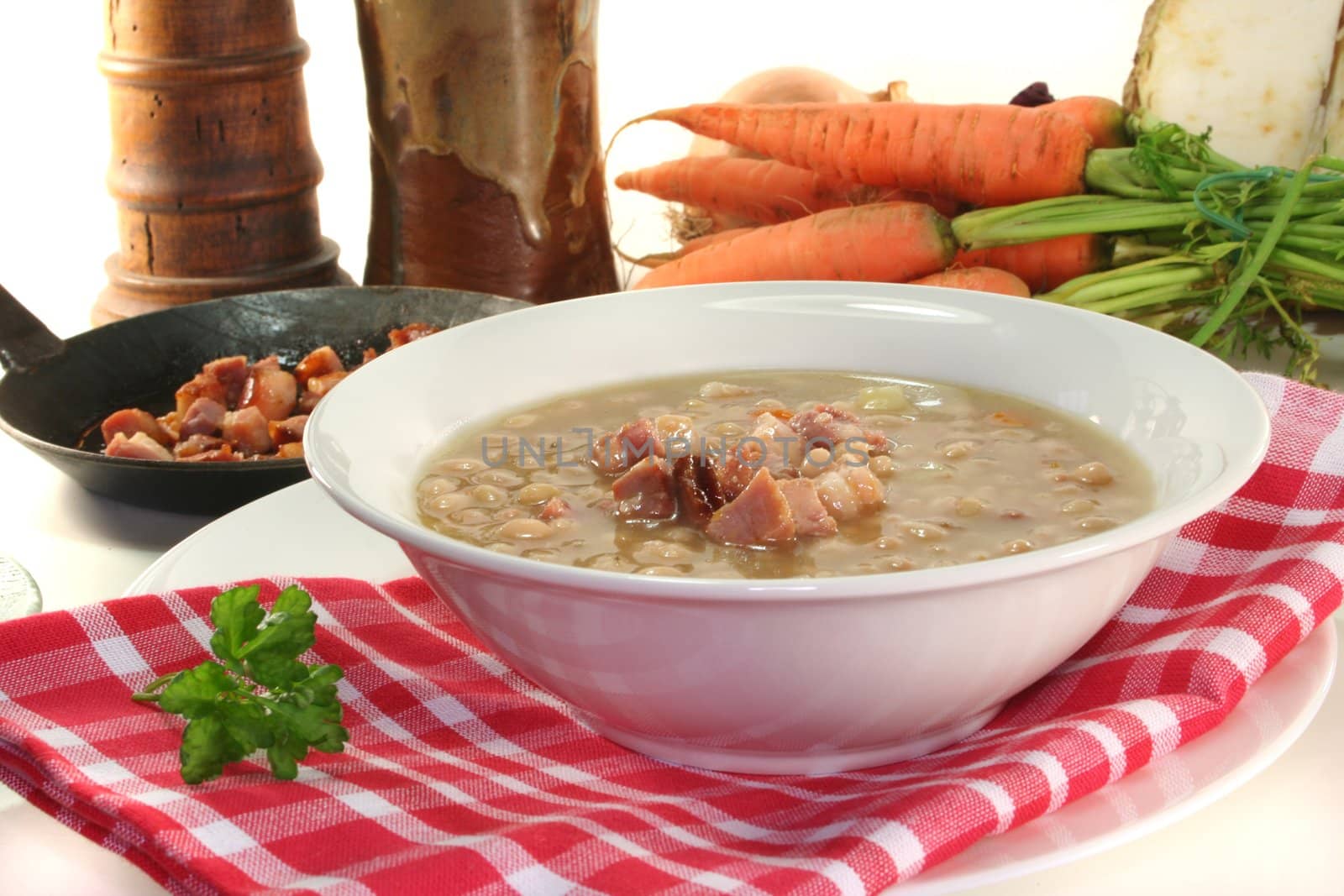 white beans with fried bacon and fresh parsley