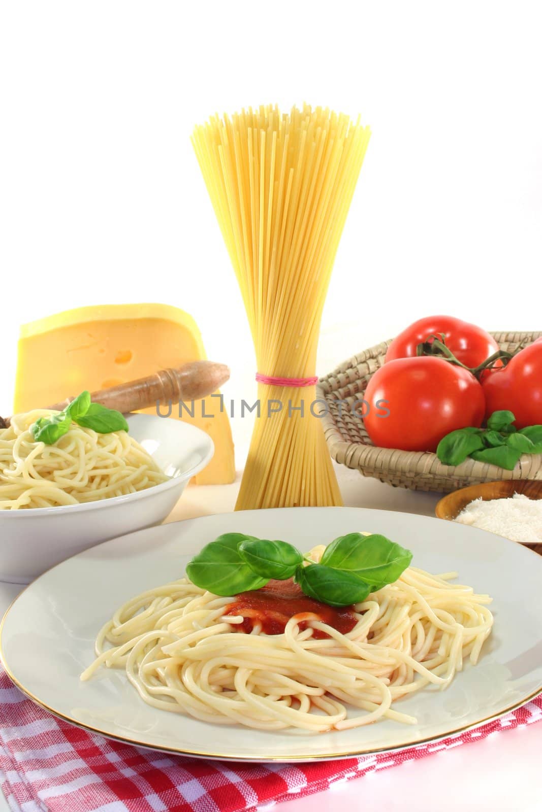 Spaghetti with tomato sauce and fresh basil