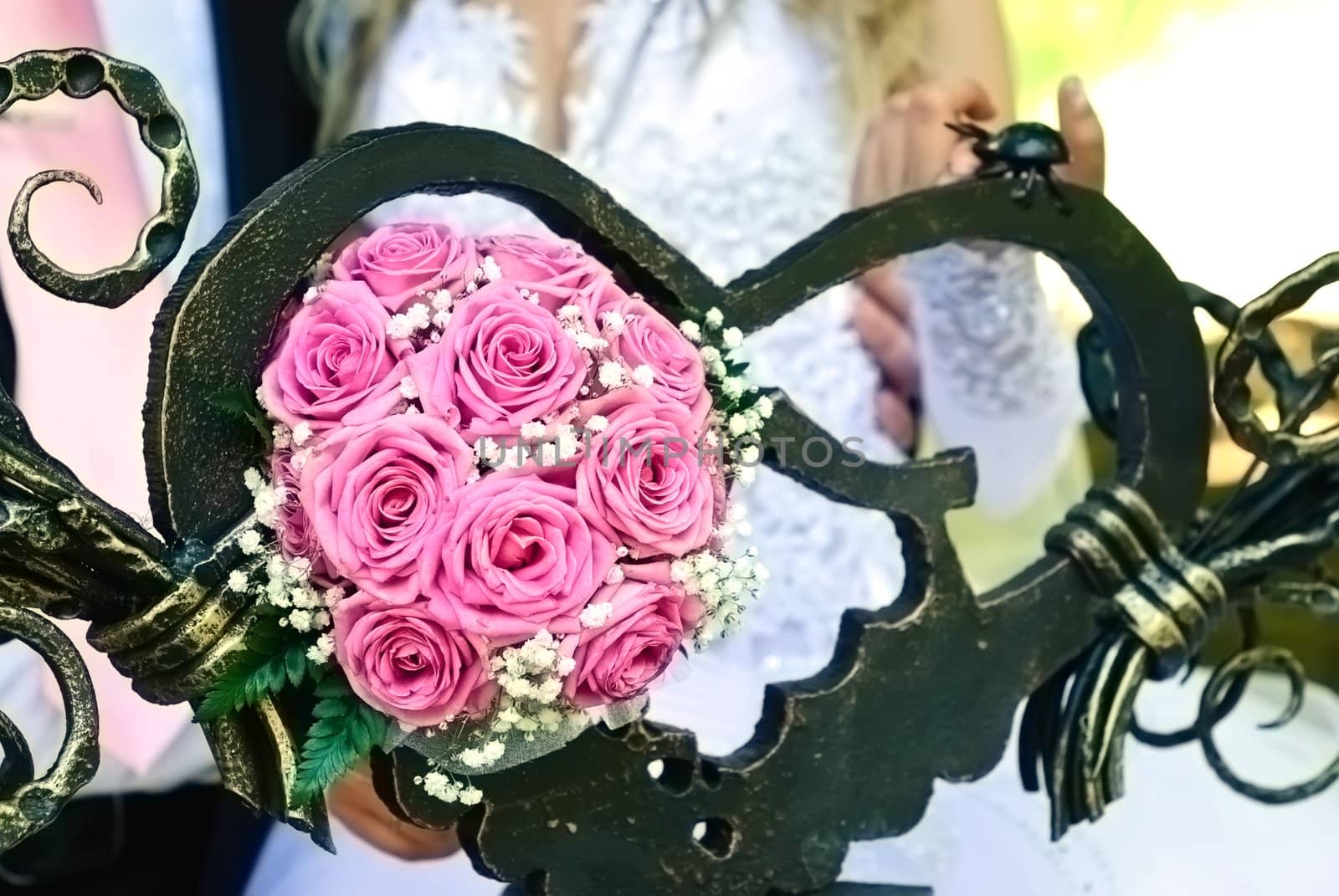 Bridal bouquet in the heart-shaped forged sculpture
