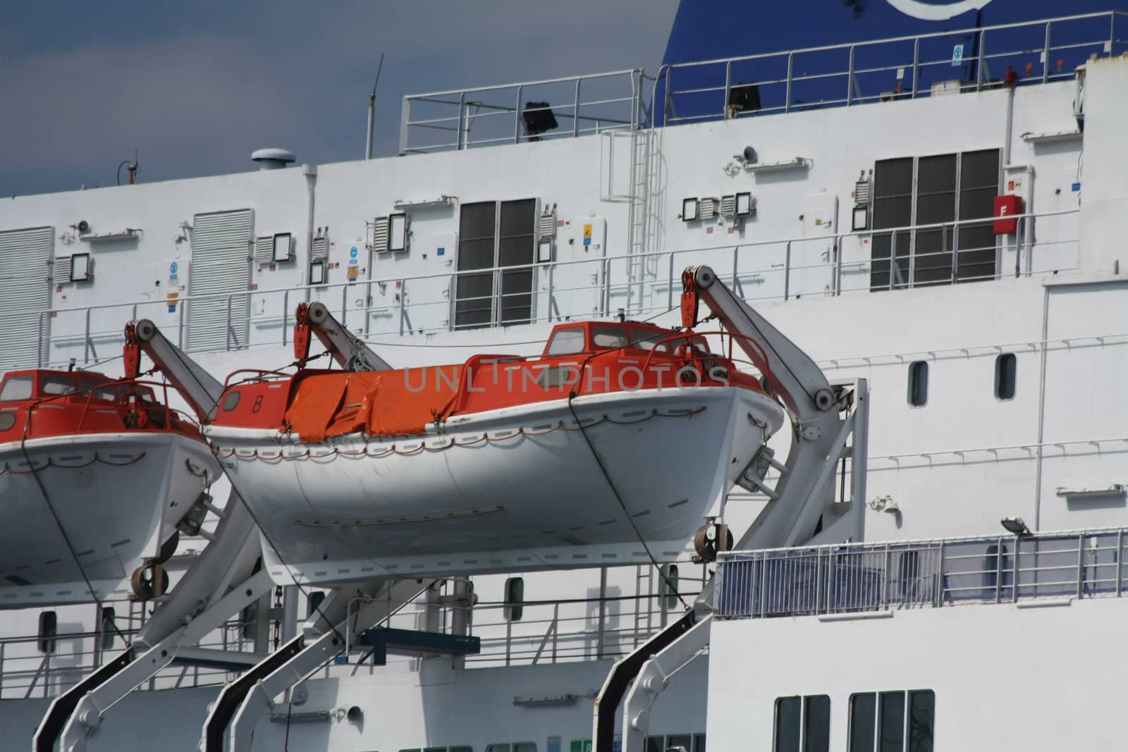 A saving vessel on the side of a cruise ship