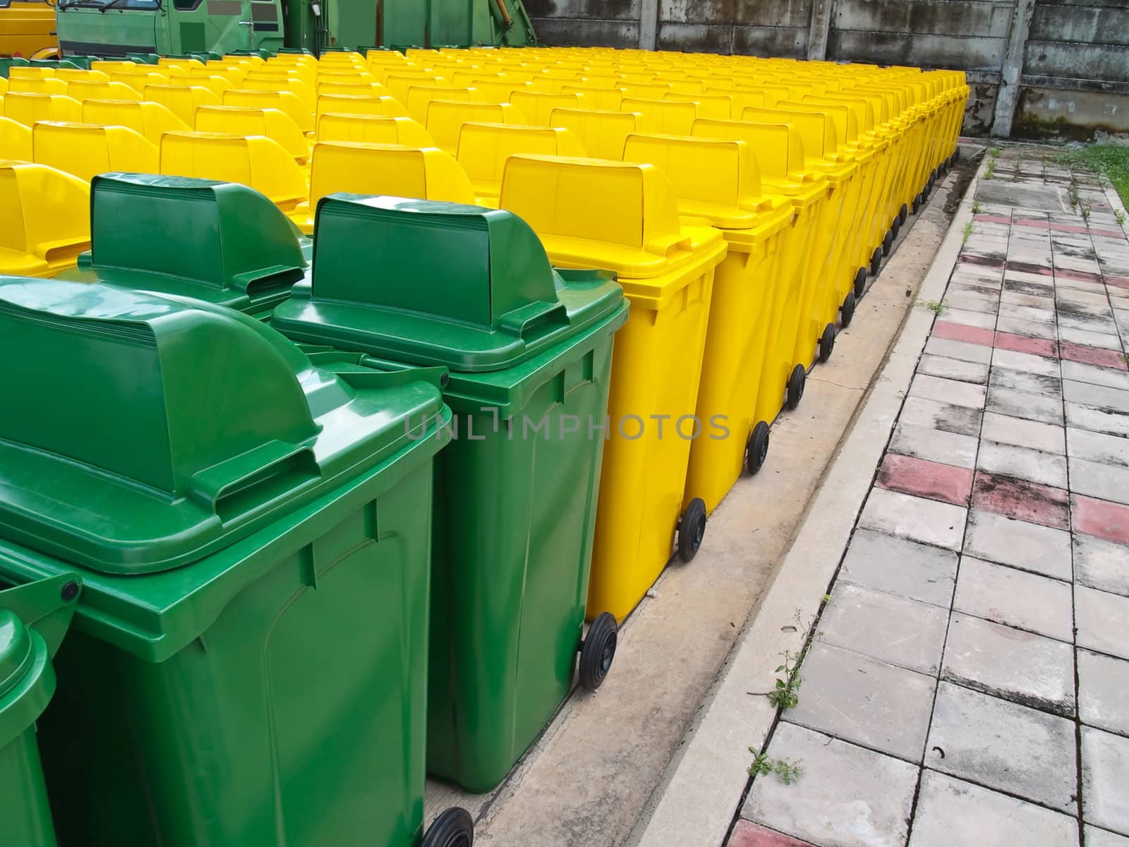 A lot of new usable public bin