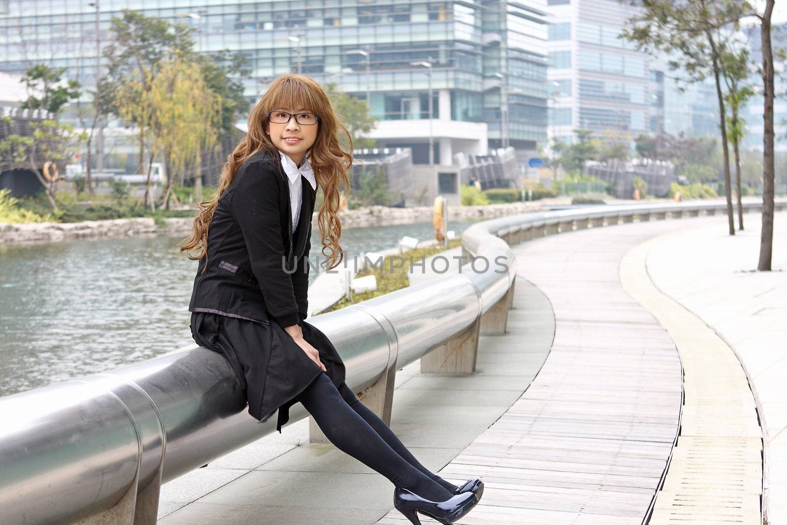 asia business woman sitting outdoor by cozyta