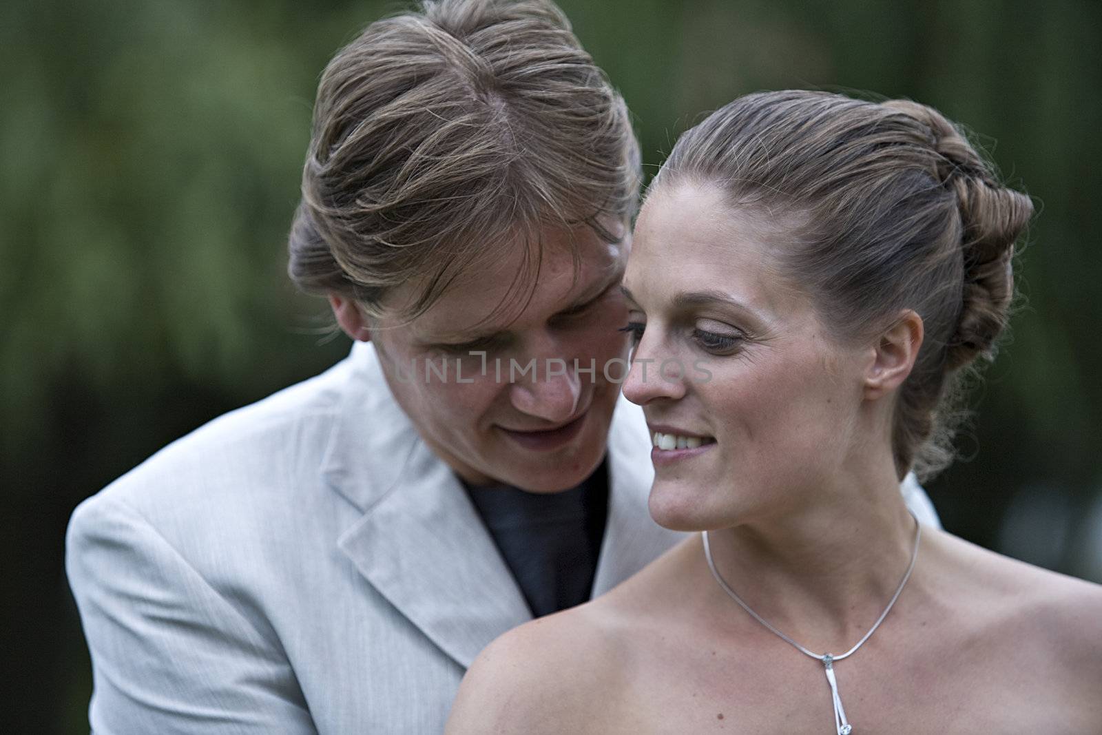 pictures shooten on a wedding day from newly weds at a park