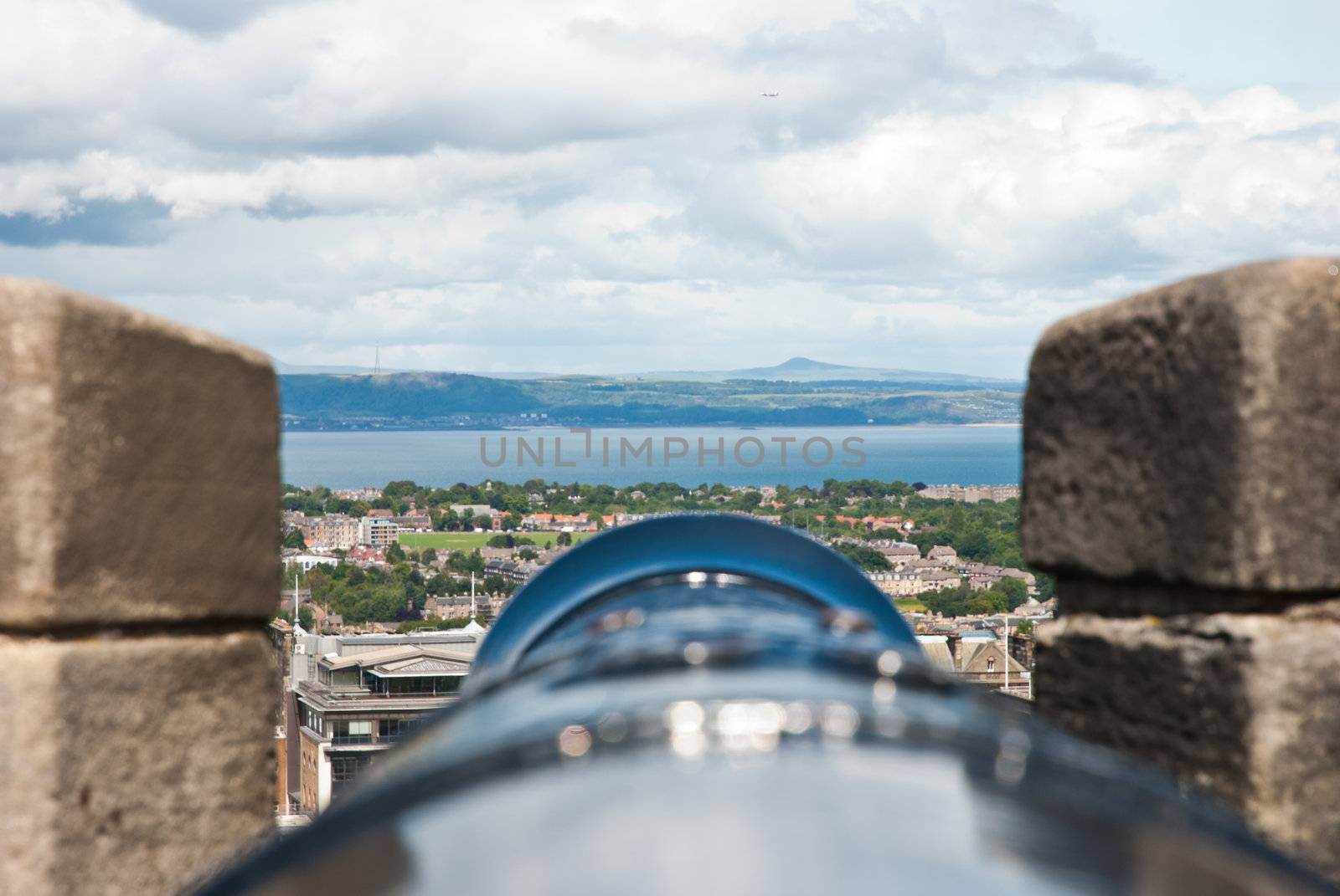 Edimburgh Castle, view from behind the gun by fabriziopiria