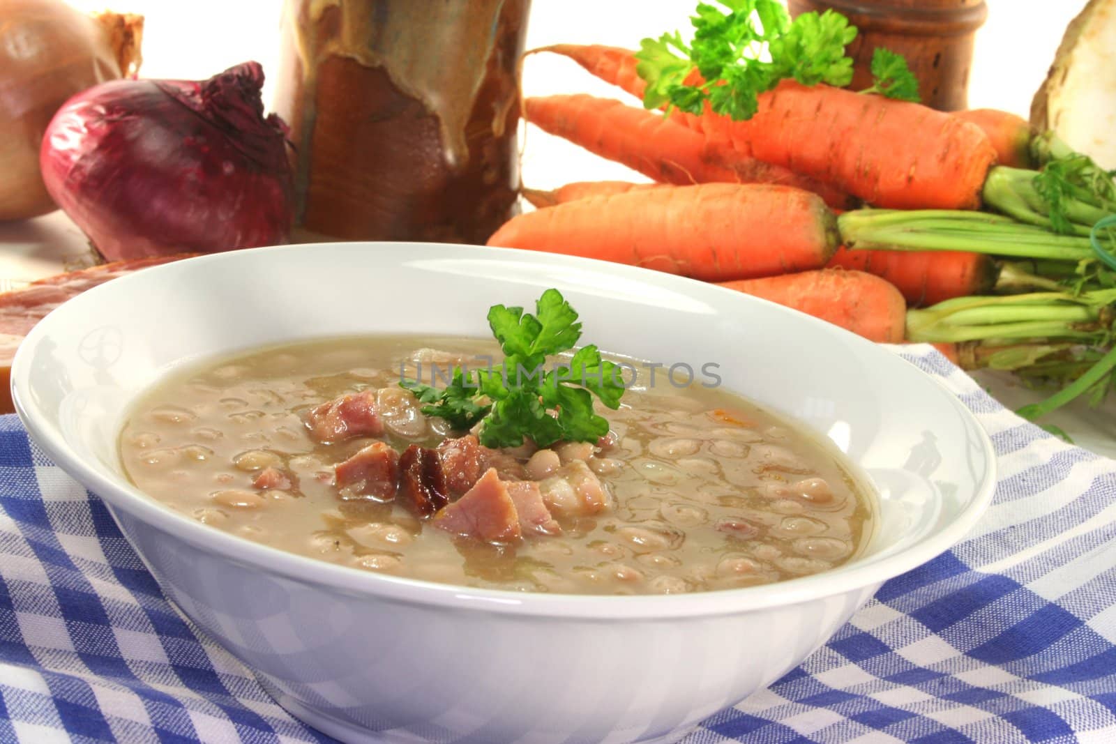 white beans with fried bacon and fresh parsley