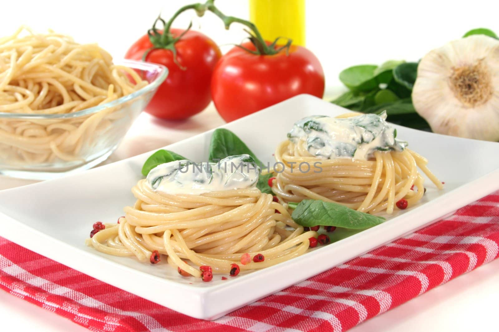 Spaghetti with cheese and spinach sauce by discovery