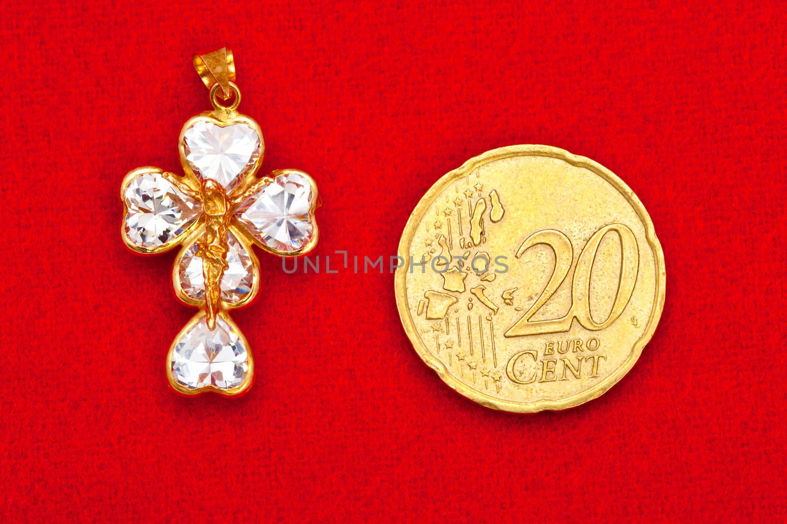 Pendant of a crucifix with five zirconia enchased