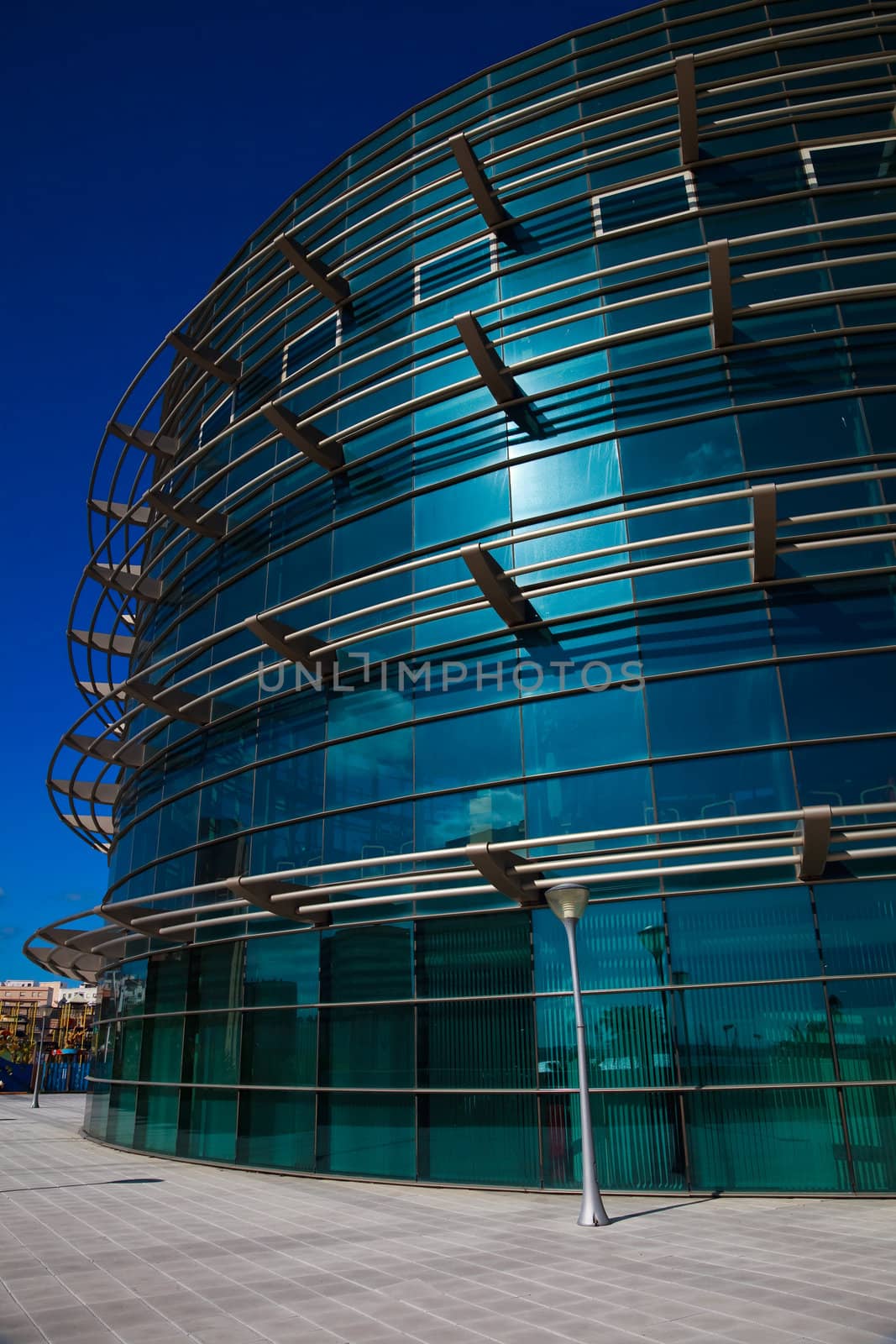 Office building on the basis of large windows and of modern style