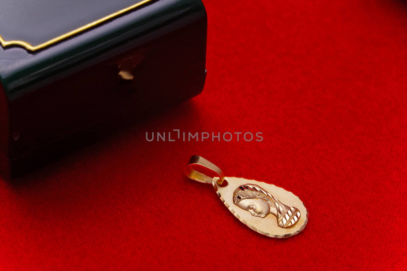 Precious gold pendant of the virgin girl, ideal to give  as a present for the young persons in the first communion