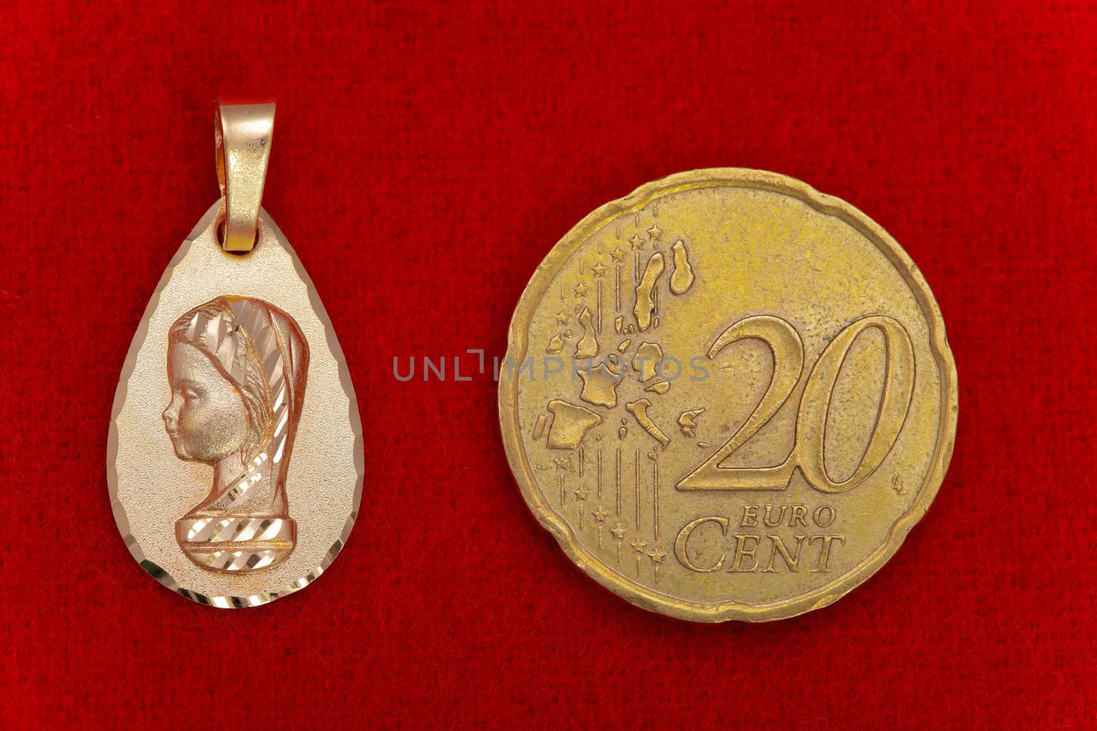 Precious gold pendant of the virgin girl, ideal to give  as a present for the young persons in the first communion