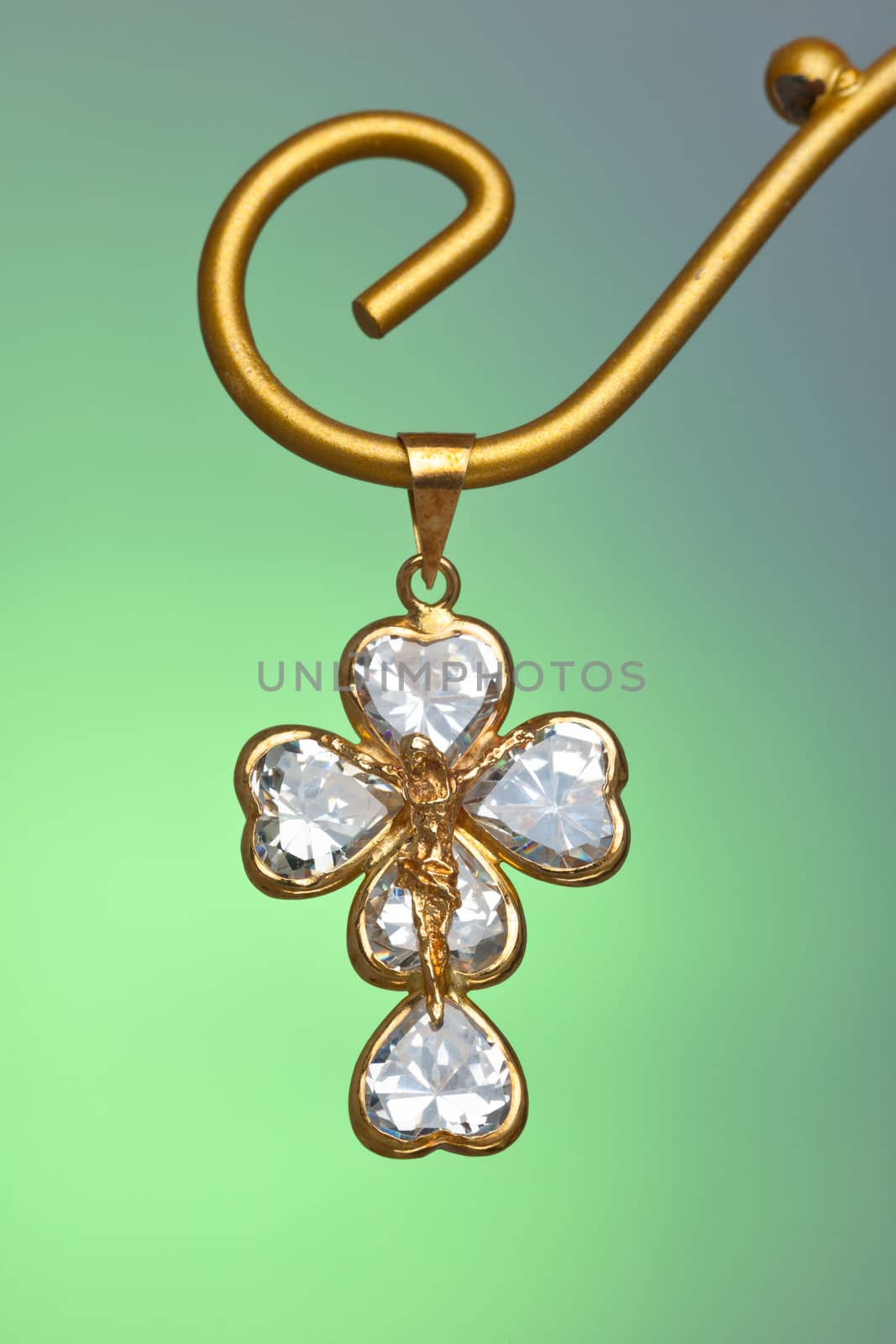 Pendant of a crucifix with five zirconia enchased