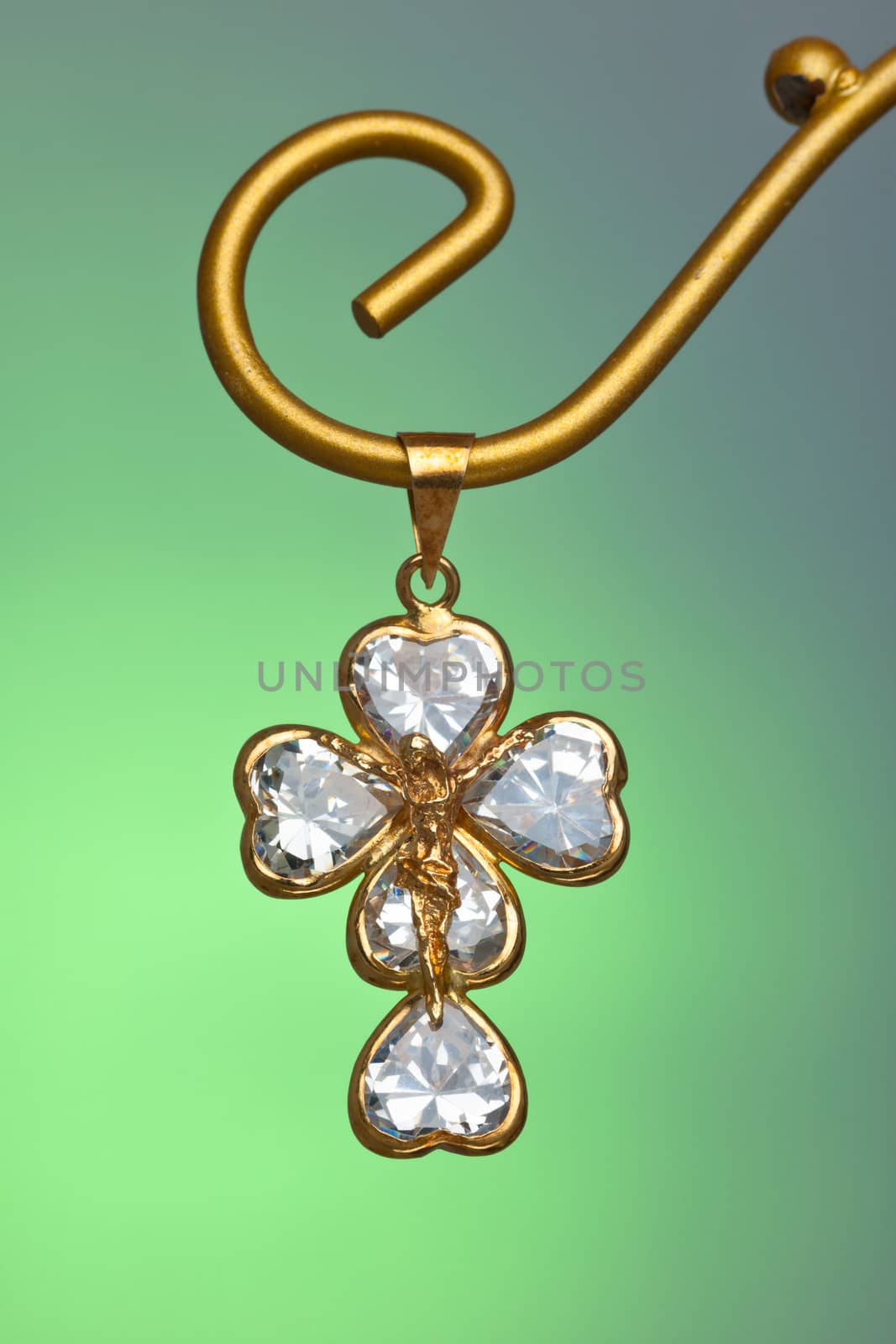 Pendant of a crucifix with five zirconia enchased