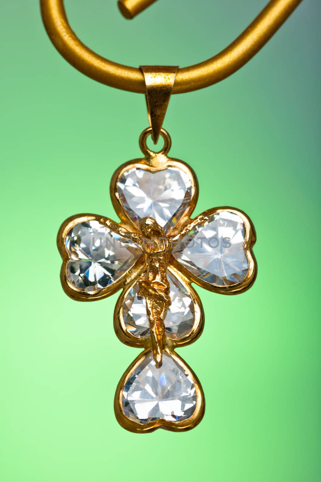 Pendant of a crucifix with five zirconia enchased