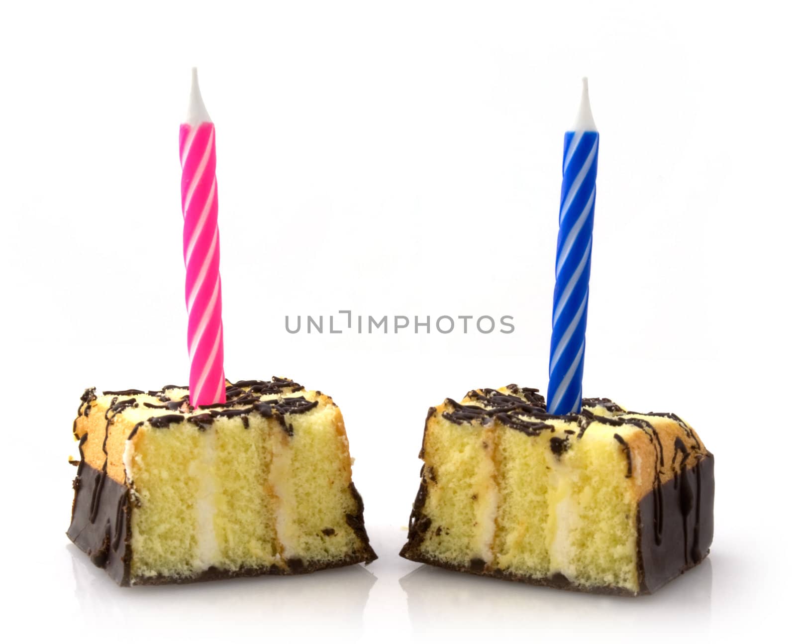 Two small cakes with candels