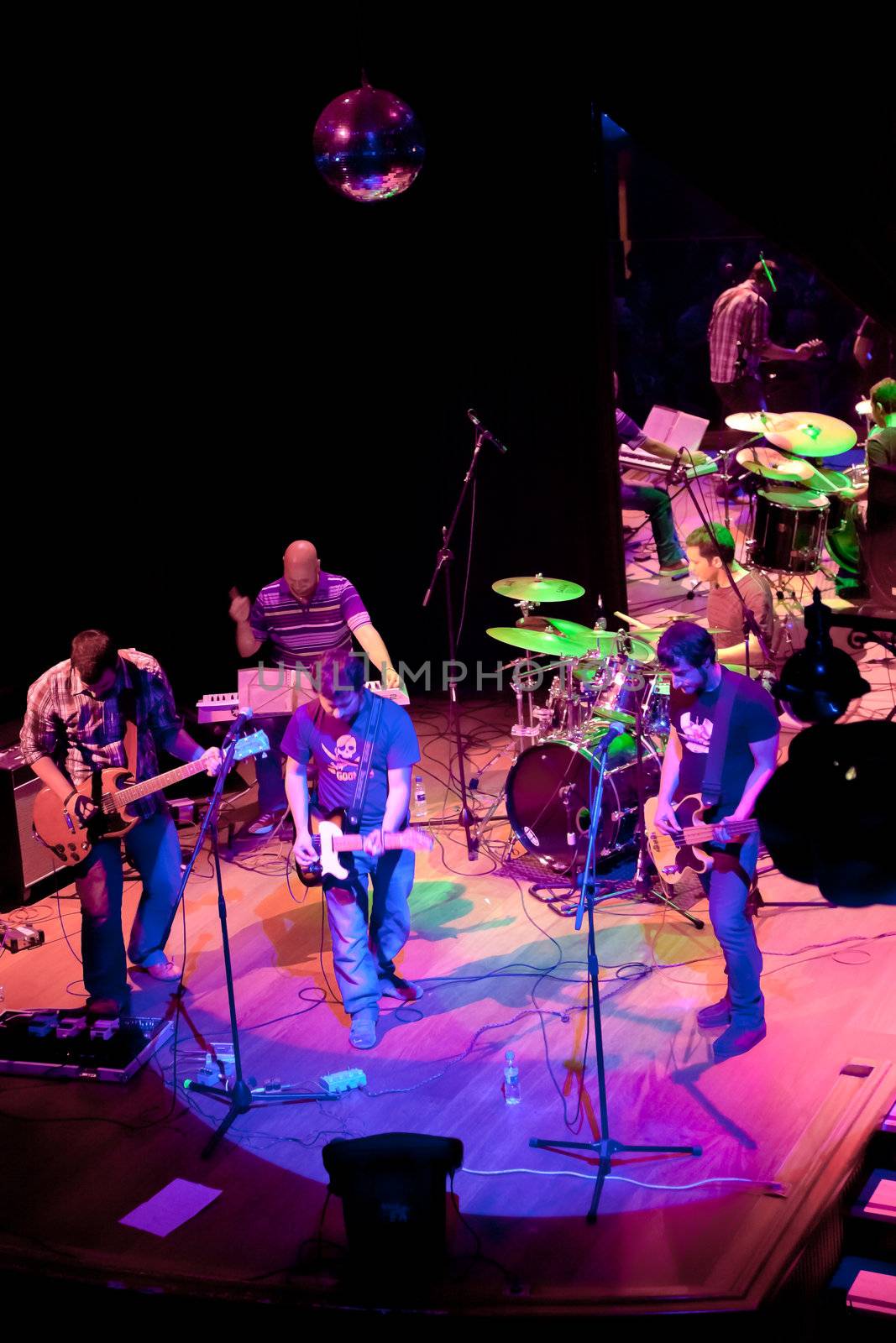 EL PUERTO DE SANTA MARIA, SPAIN - APR 24: Concert of the group of Indie Pop, Champagne on Apr 24, 2009, on the discotheque Mucho Teatro on El Puerto de Santa Maria, Cadiz, Spain