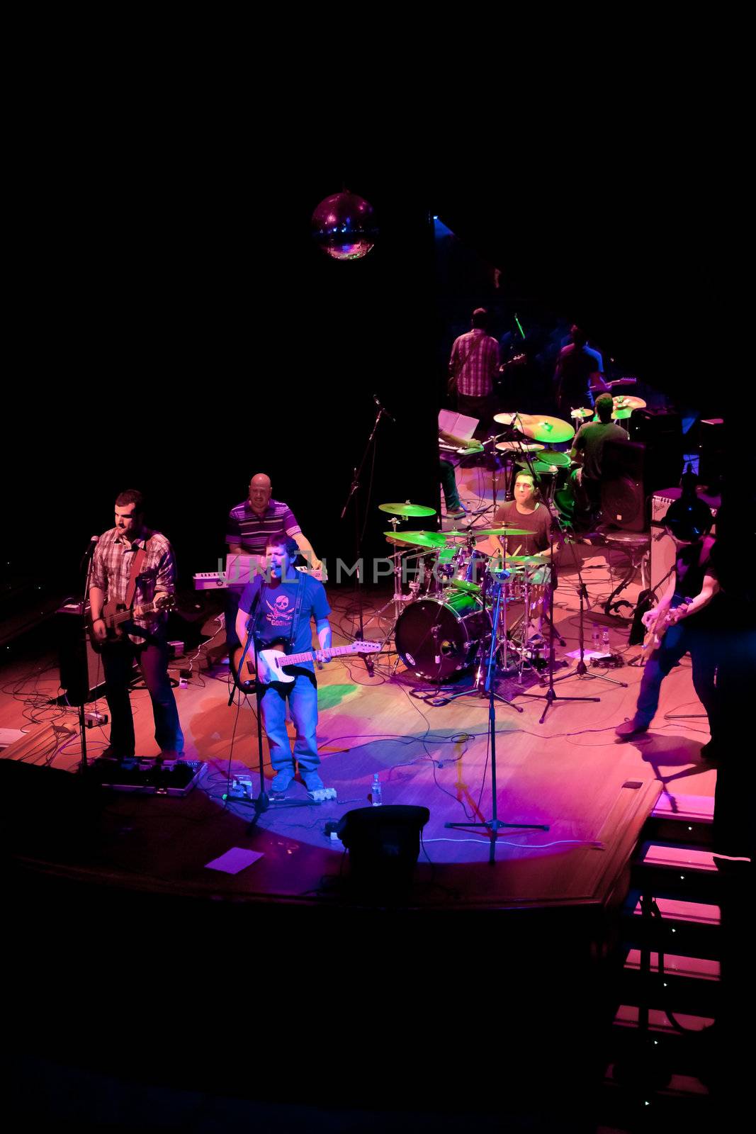 EL PUERTO DE SANTA MARIA, SPAIN - APR 24: Concert of the group of Indie Pop, Champagne on Apr 24, 2009, on the discotheque Mucho Teatro on El Puerto de Santa Maria, Cadiz, Spain