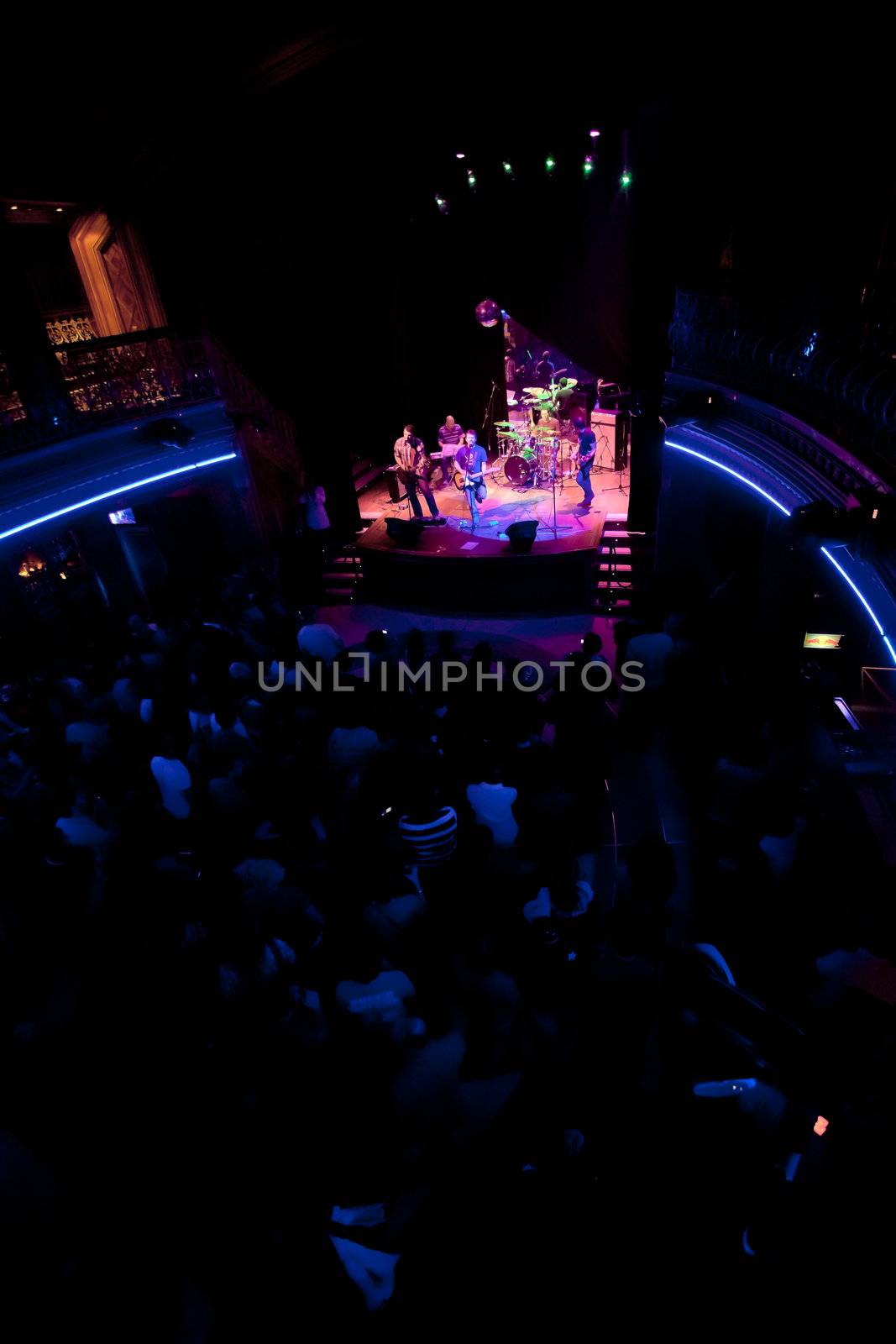 EL PUERTO DE SANTA MARIA, SPAIN - APR 24: Concert of the group of Indie Pop, Champagne on Apr 24, 2009, on the discotheque Mucho Teatro on El Puerto de Santa Maria, Cadiz, Spain
