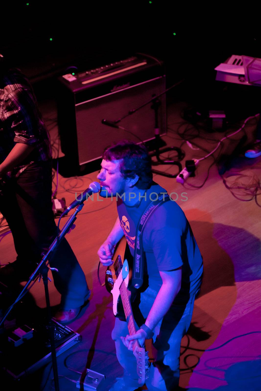 EL PUERTO DE SANTA MARIA, SPAIN - APR 24: Concert of the group of Indie Pop, Champagne on Apr 24, 2009, on the discotheque Mucho Teatro on El Puerto de Santa Maria, Cadiz, Spain