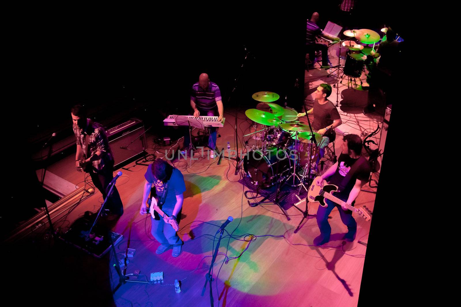 EL PUERTO DE SANTA MARIA, SPAIN - APR 24: Concert of the group of Indie Pop, Champagne on Apr 24, 2009, on the discotheque Mucho Teatro on El Puerto de Santa Maria, Cadiz, Spain