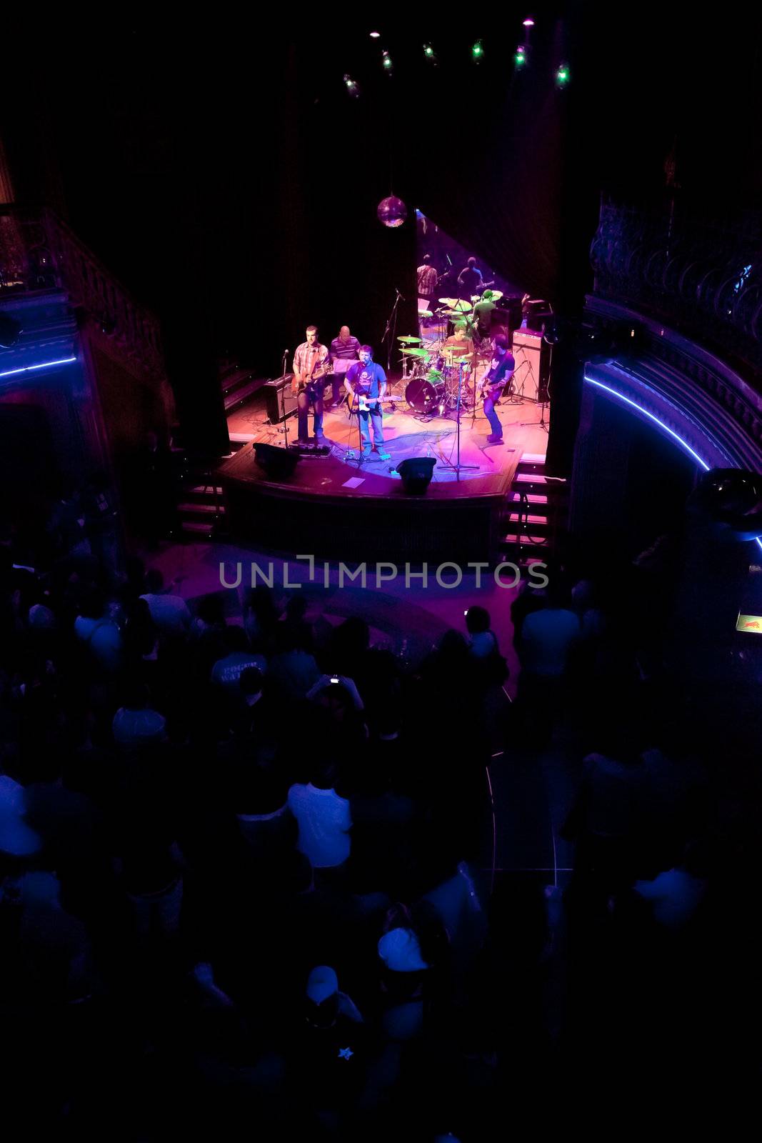 EL PUERTO DE SANTA MARIA, SPAIN - APR 24: Concert of the group of Indie Pop, Champagne on Apr 24, 2009, on the discotheque Mucho Teatro on El Puerto de Santa Maria, Cadiz, Spain