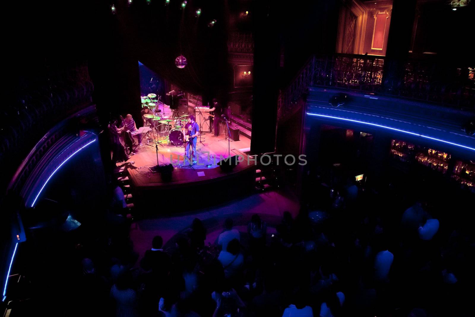 EL PUERTO DE SANTA MARIA, SPAIN - APR 24: Concert of the group of Indie Pop, Champagne on Apr 24, 2009, on the discotheque Mucho Teatro on El Puerto de Santa Maria, Cadiz, Spain