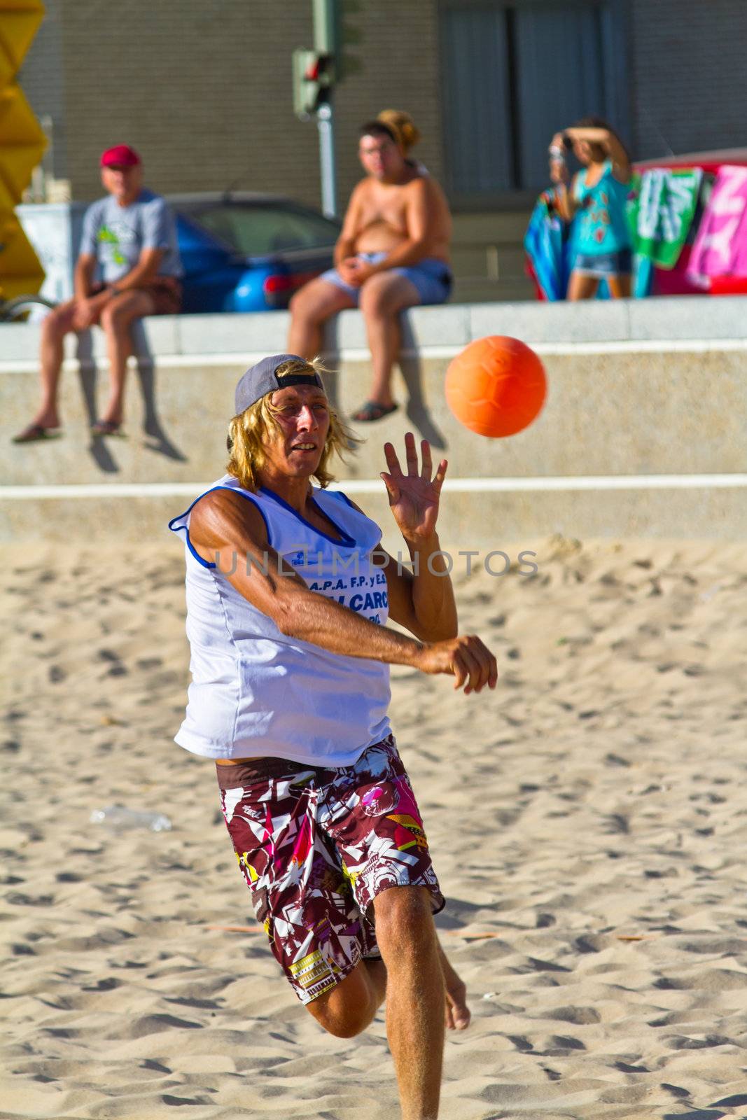 CADIZ, SPAIN - JULY 19: Unidentified players compete in a match between Valcarcel Recuperado and DecoHogar in the 19th league of beach handball of Cadiz on July 19, 2011 in Cadiz, Spain